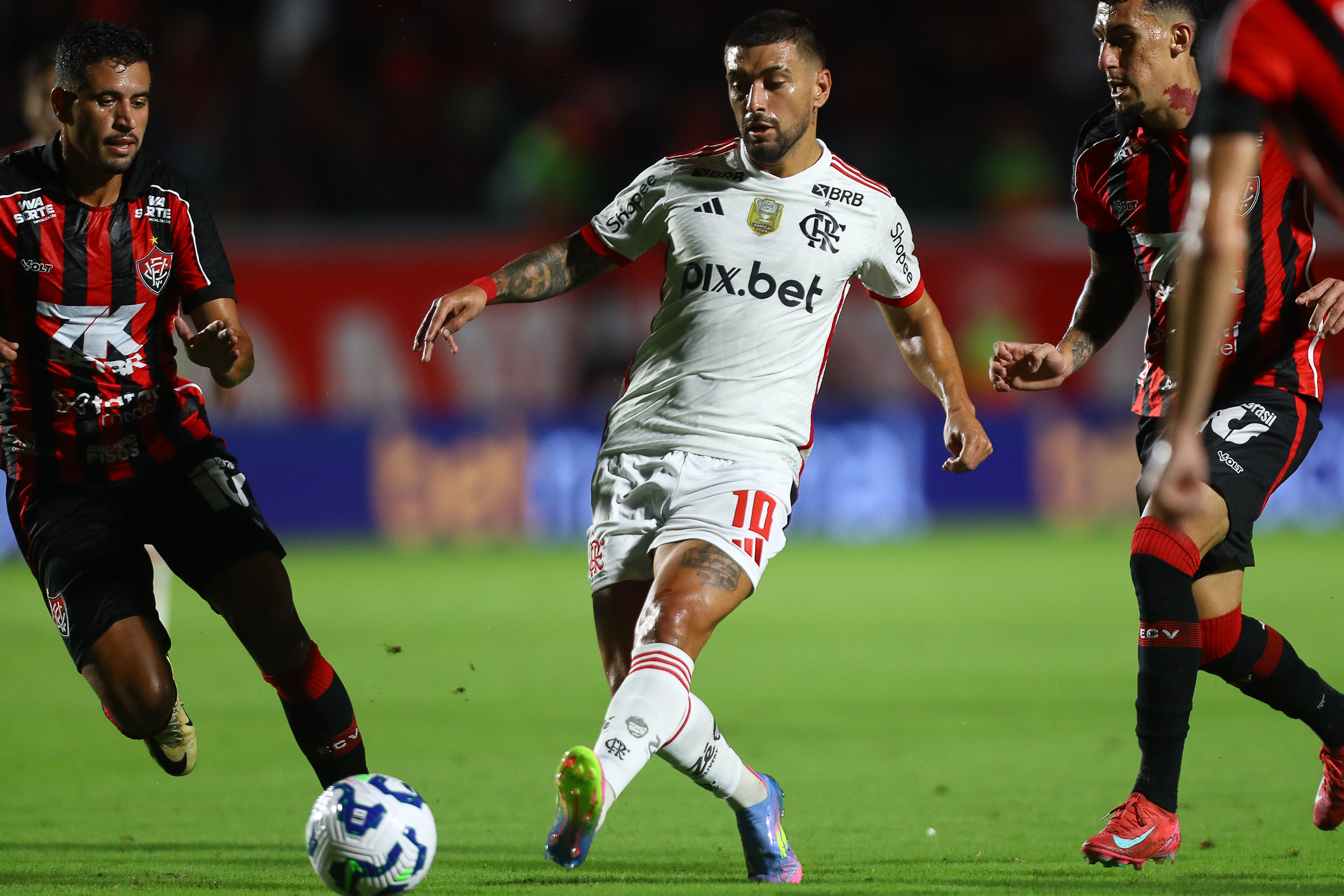 Flamengo enfrenta Vitória no Brasileirão: onde assistir, estatísticas e escalações
