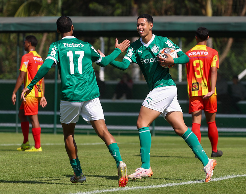 Joia da base: Juan Gabriel assina primeiro contrato profissional com multa milionária.