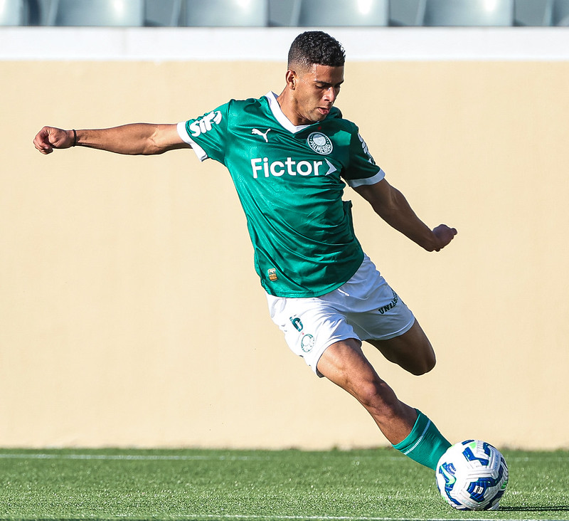 Renovação de contrato de lateral esquerdo do sub-20 do Palmeiras gera alegria.