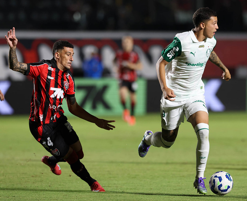 Vitória e Palmeiras em Campo: Imagens do Confronto pela 18ª Rodada do Brasileirão