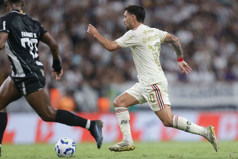 Flamengo empata com Ceará e vê Cruzeiro se aproximar na tabela.