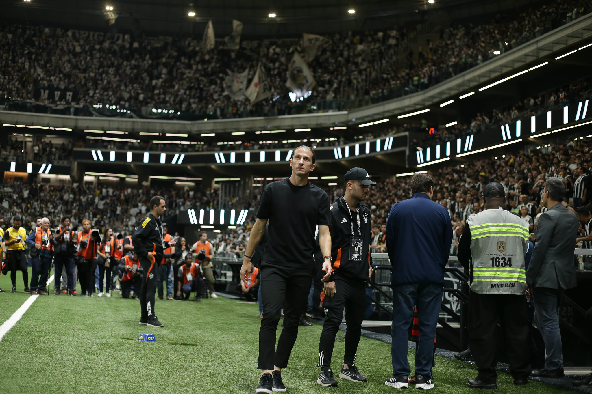 Filipe Luís defende Wallace Yan e rejeita críticas sobre desempenho do Flamengo.