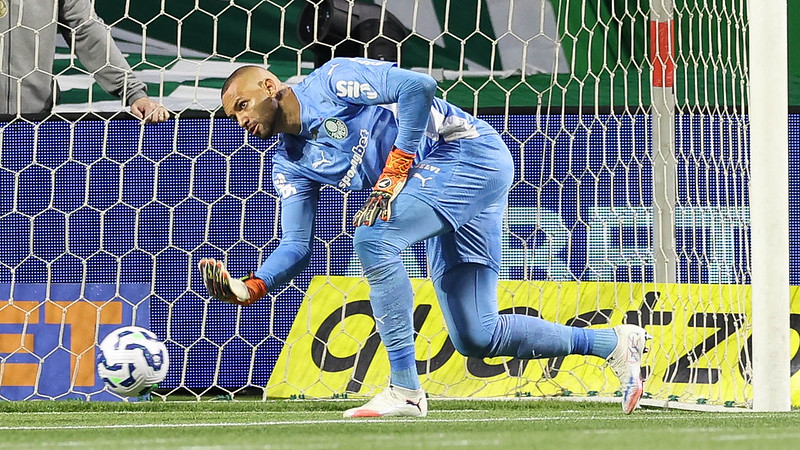 Desempenho de jogadores do Palmeiras na eliminação para o Corinthians é analisado.
