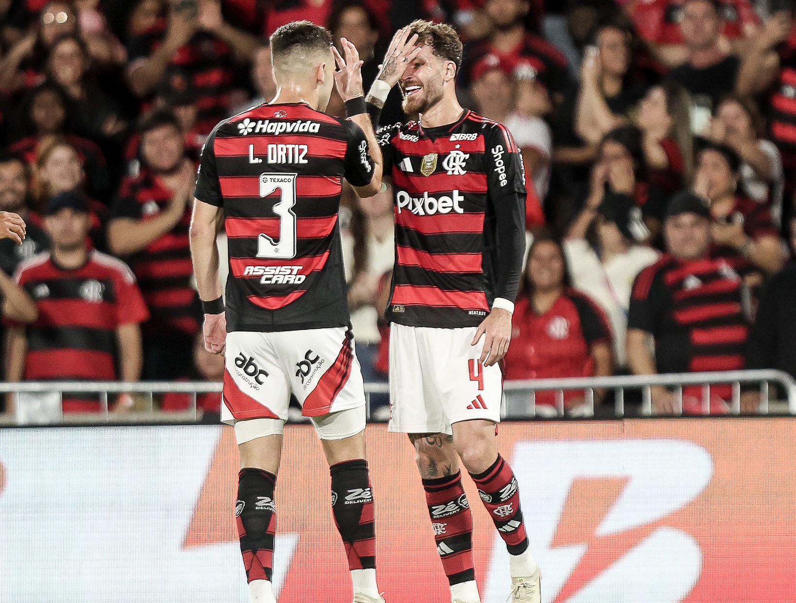 Zaga do Flamengo se destaca com fase artilheira de Léo Ortiz.