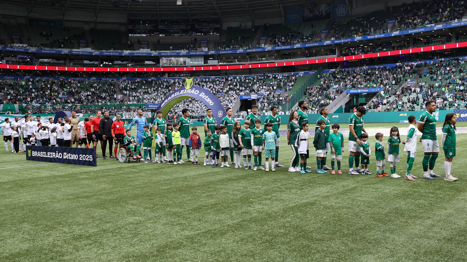 Vitória do Palmeiras: vaias no intervalo e aplausos a Aníbal.