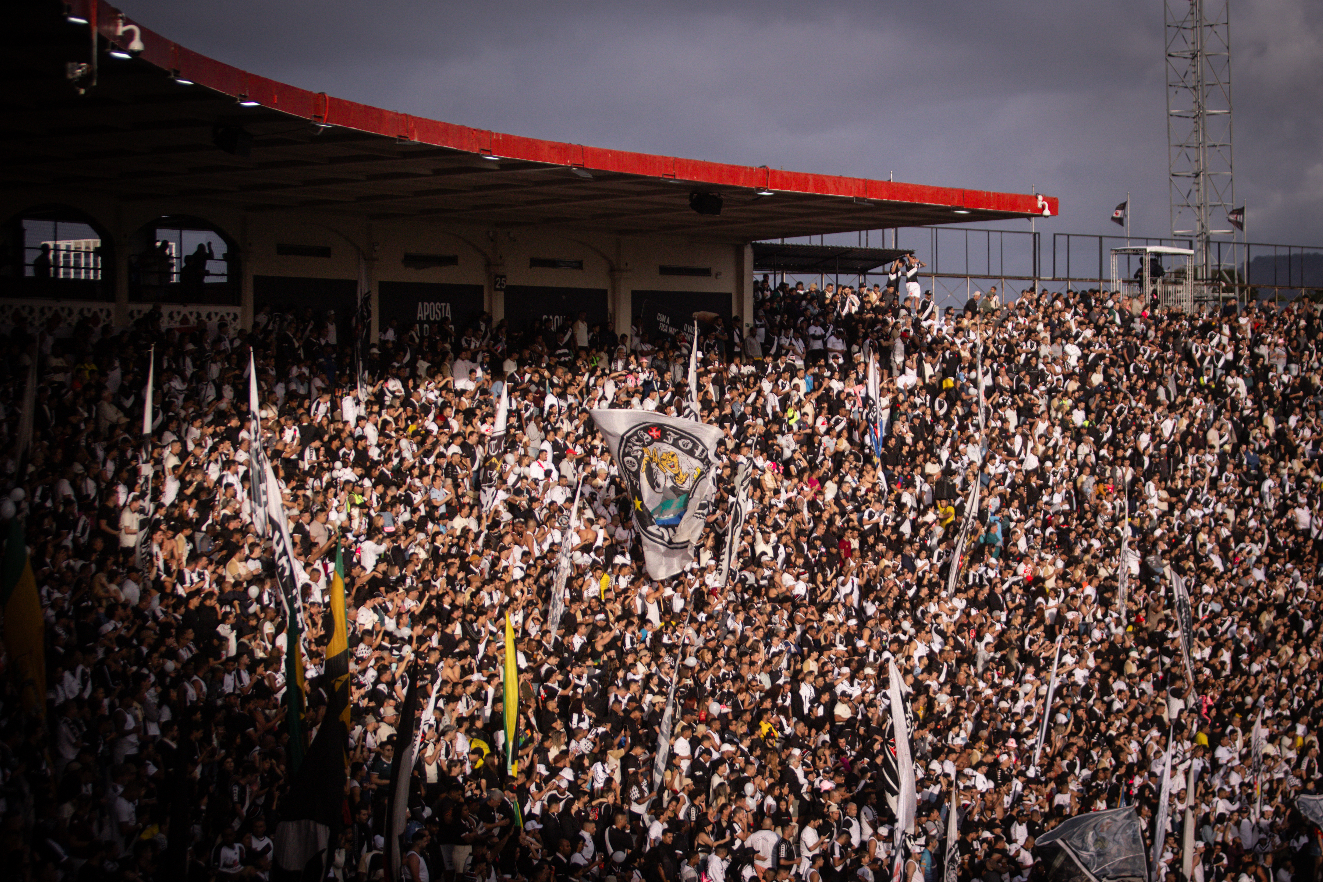 Vasco anuncia lotação esgotada para confronto com o Corinthians no Brasileirão.