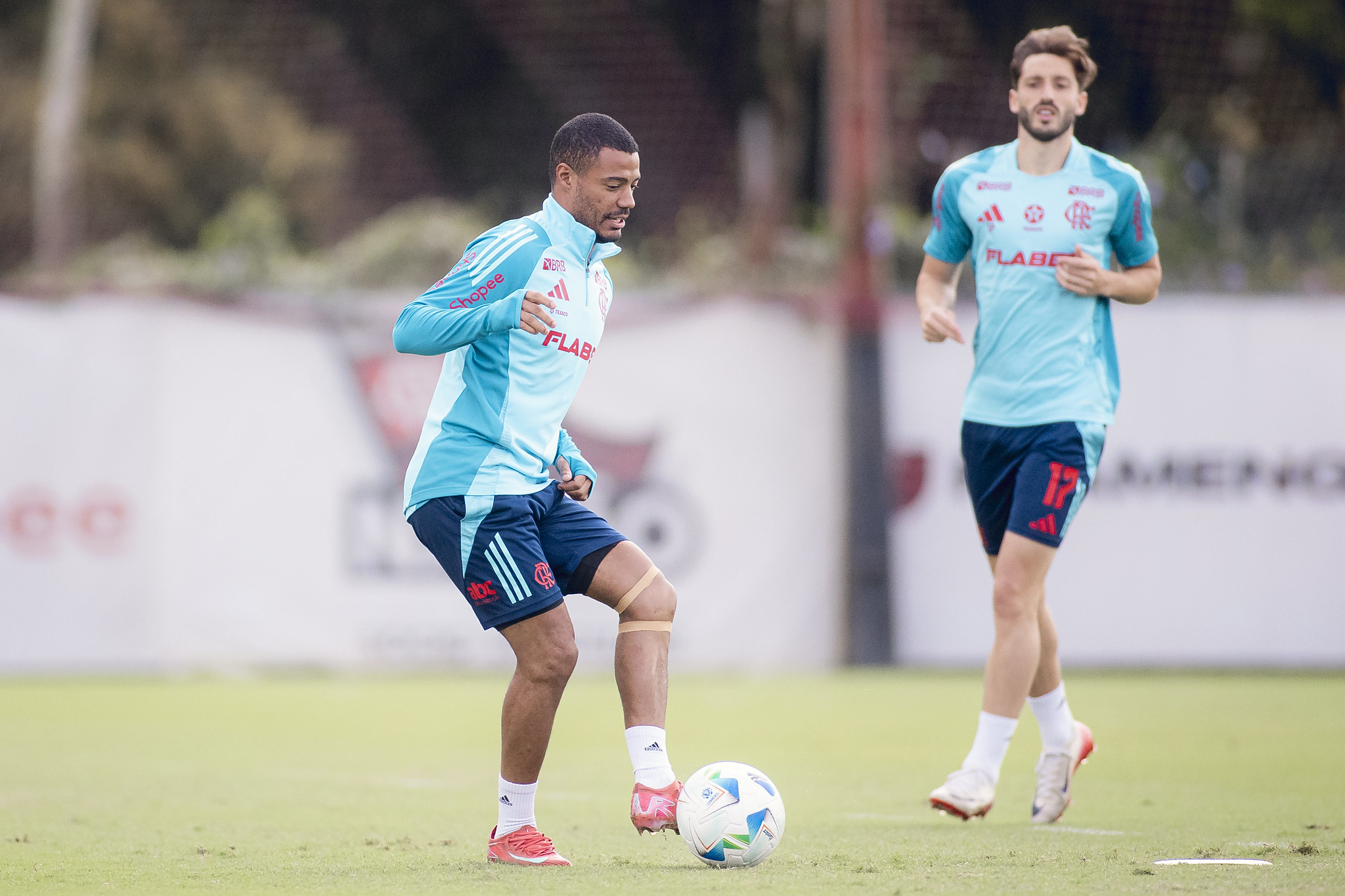 Flamengo inicia preparação com De La Cruz para enfrentar Internacional no Brasileirão.