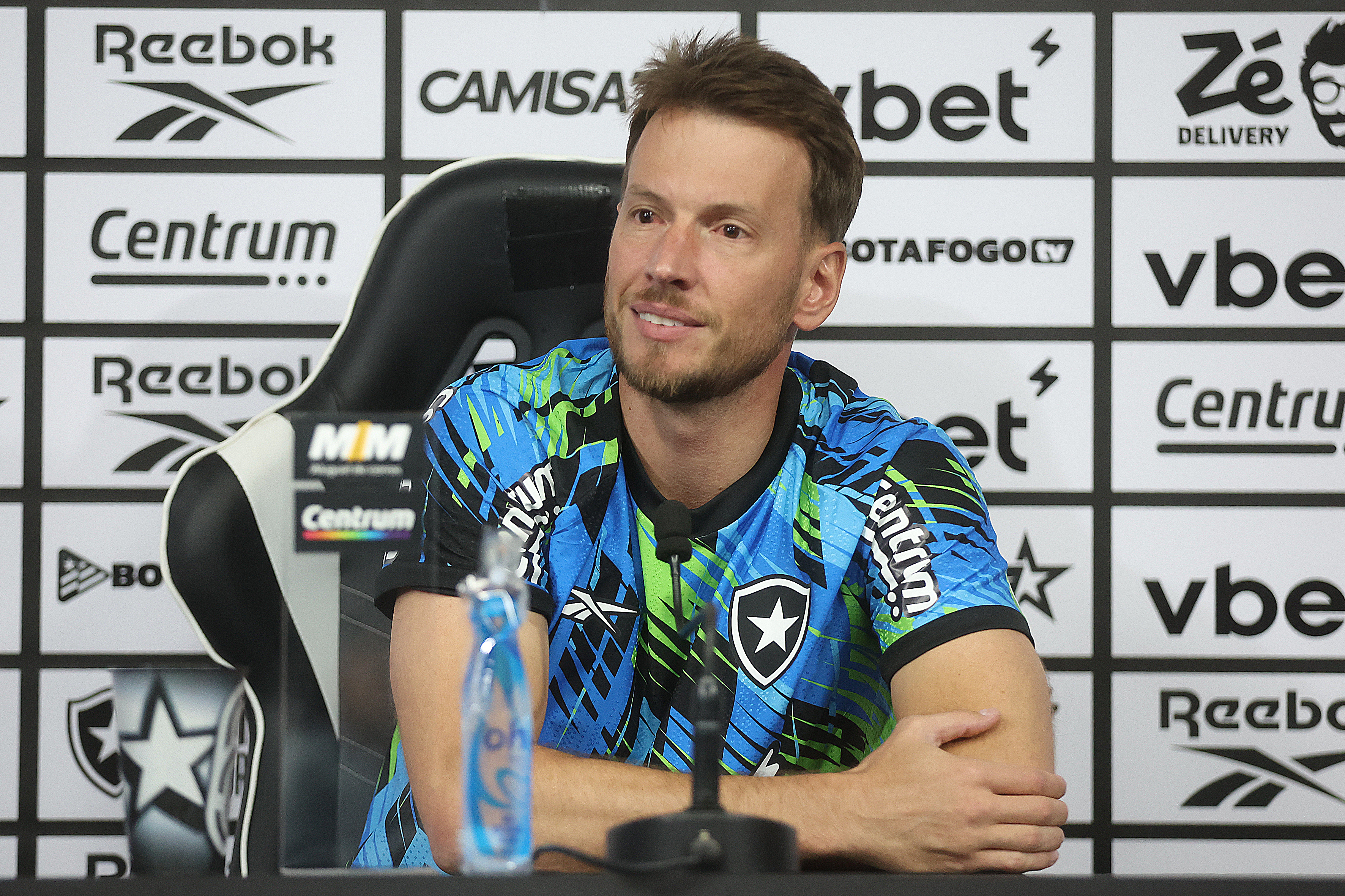 Apresentado, goleiro Neto comenta disputa com John no Botafogo