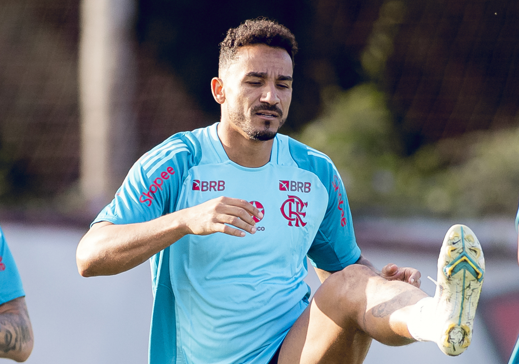 Flamengo relaciona Danilo e De La Cruz para próxima partida importante.