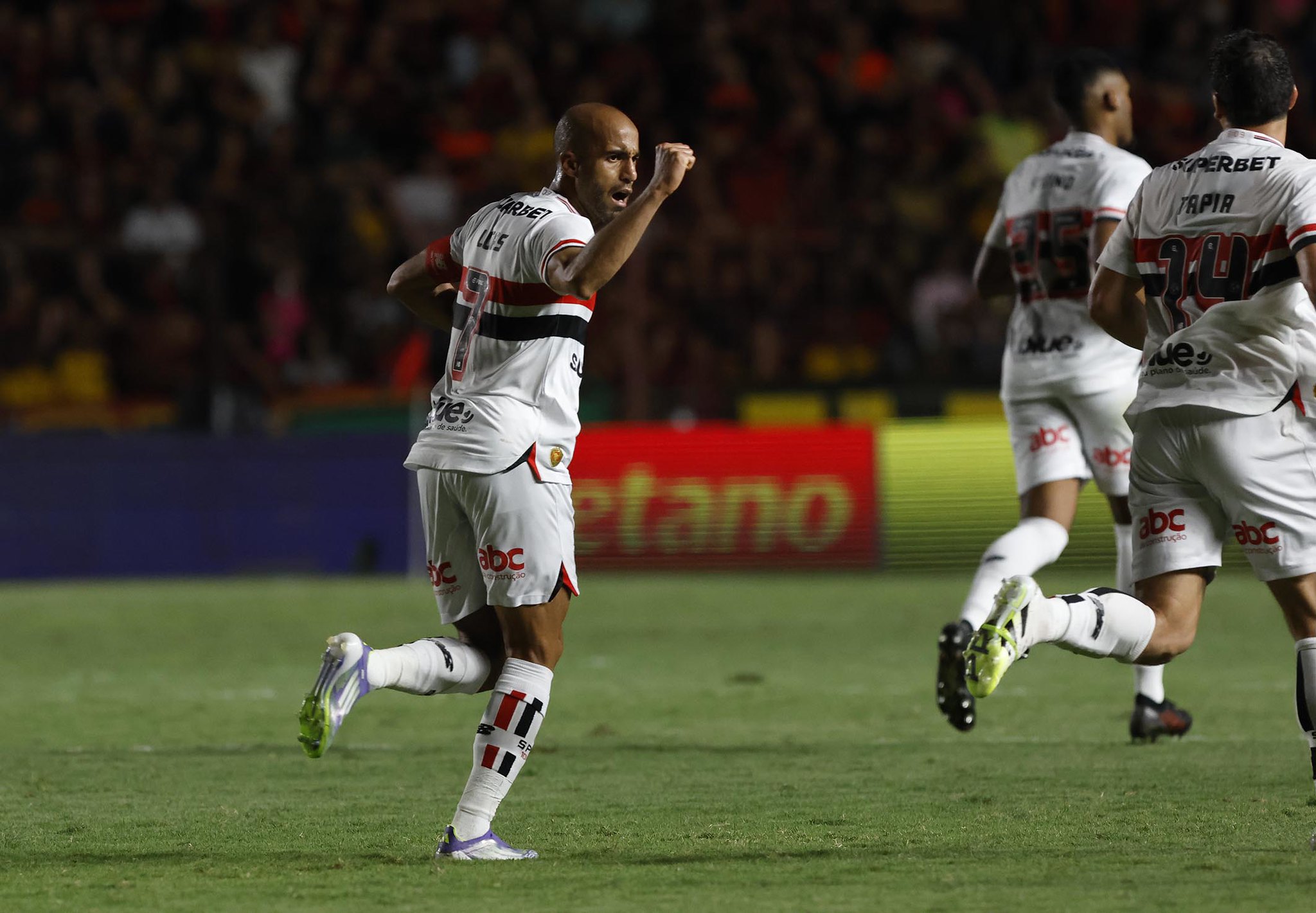 Lucas marca pela primeira vez após retorno e cria 'dúvida boa' para Crespo na Libertadores