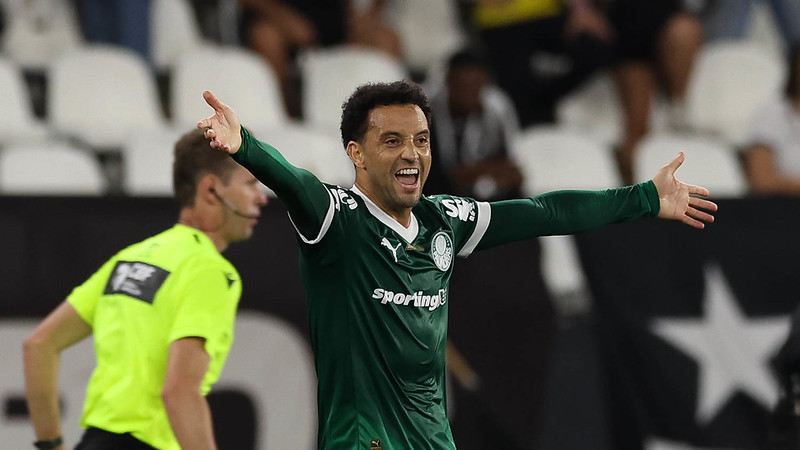 Felipe Anderson marca gol e mira alto no Palmeiras: potencial em evidência.