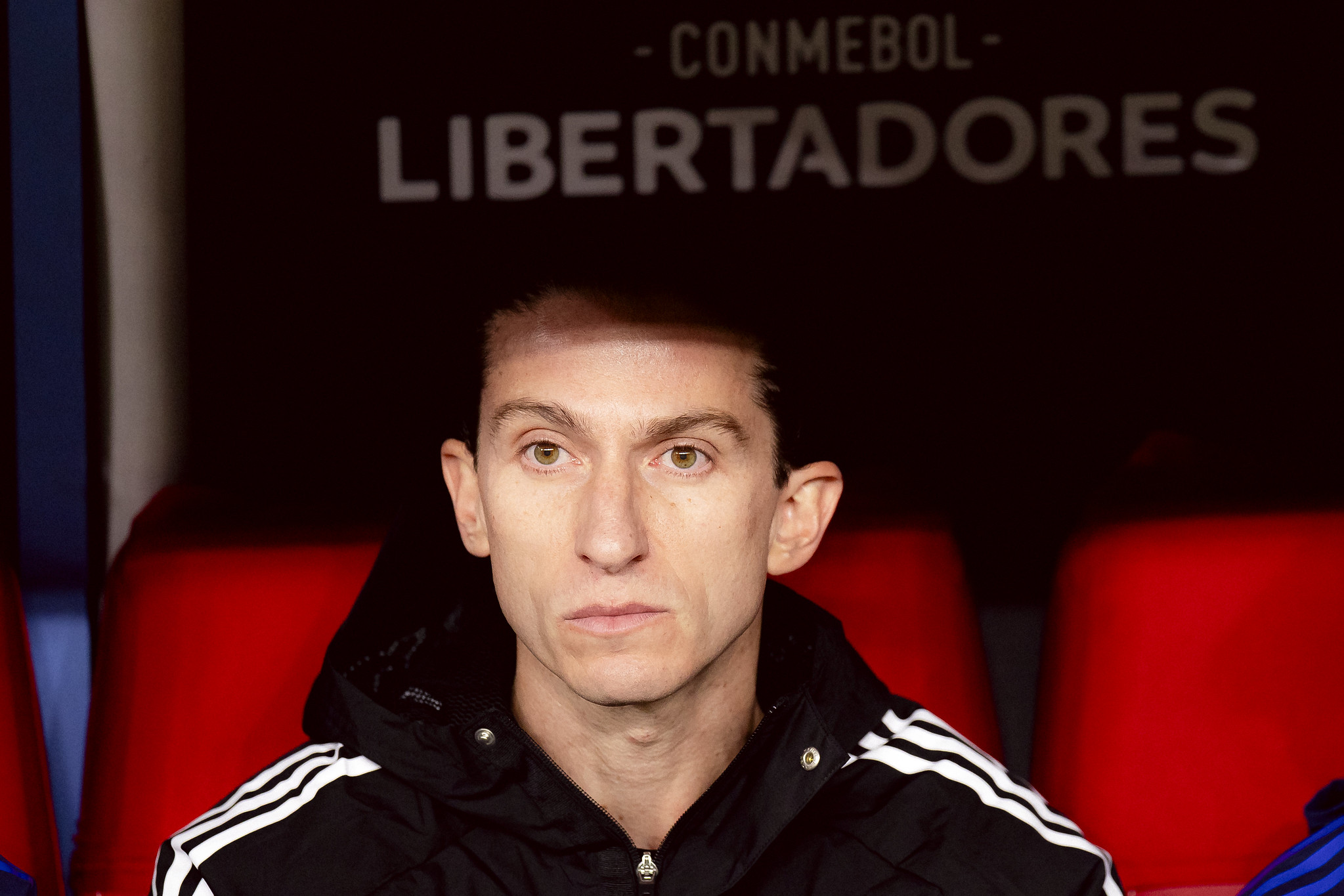 Filipe Luís comemora avanço do Flamengo e não se compara a Jorge Jesus.