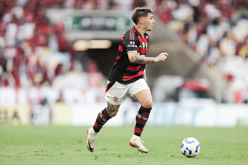 Flamengo e Grêmio se enfrentam no Campeonato Brasileiro; confira as fotos da partida