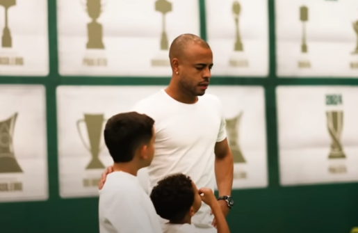 Emocionado, Mayke se despede do elenco do Palmeiras: 