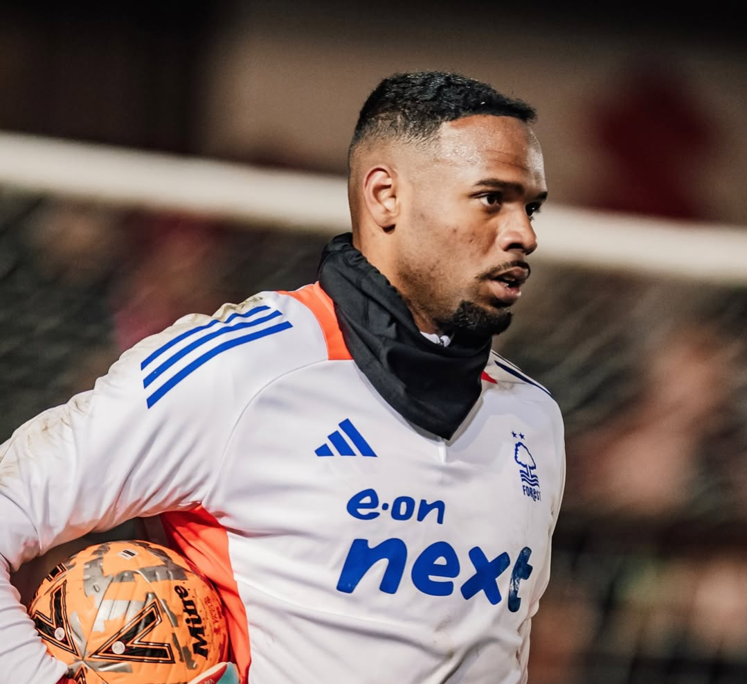 Goleiro Carlos Miguel é liberado pelo Forest para buscar novo clube