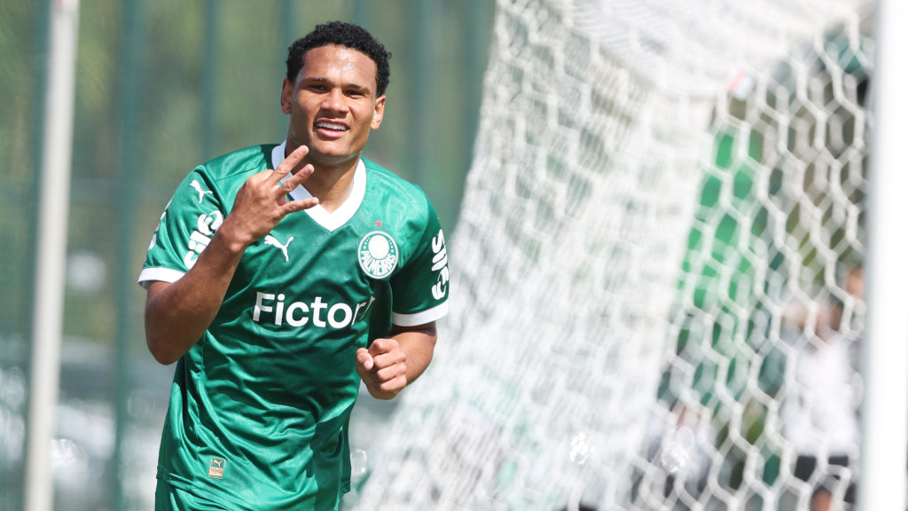 Juvenis do Palmeiras mantêm liderança no Campeonato Paulista com novas vitórias.