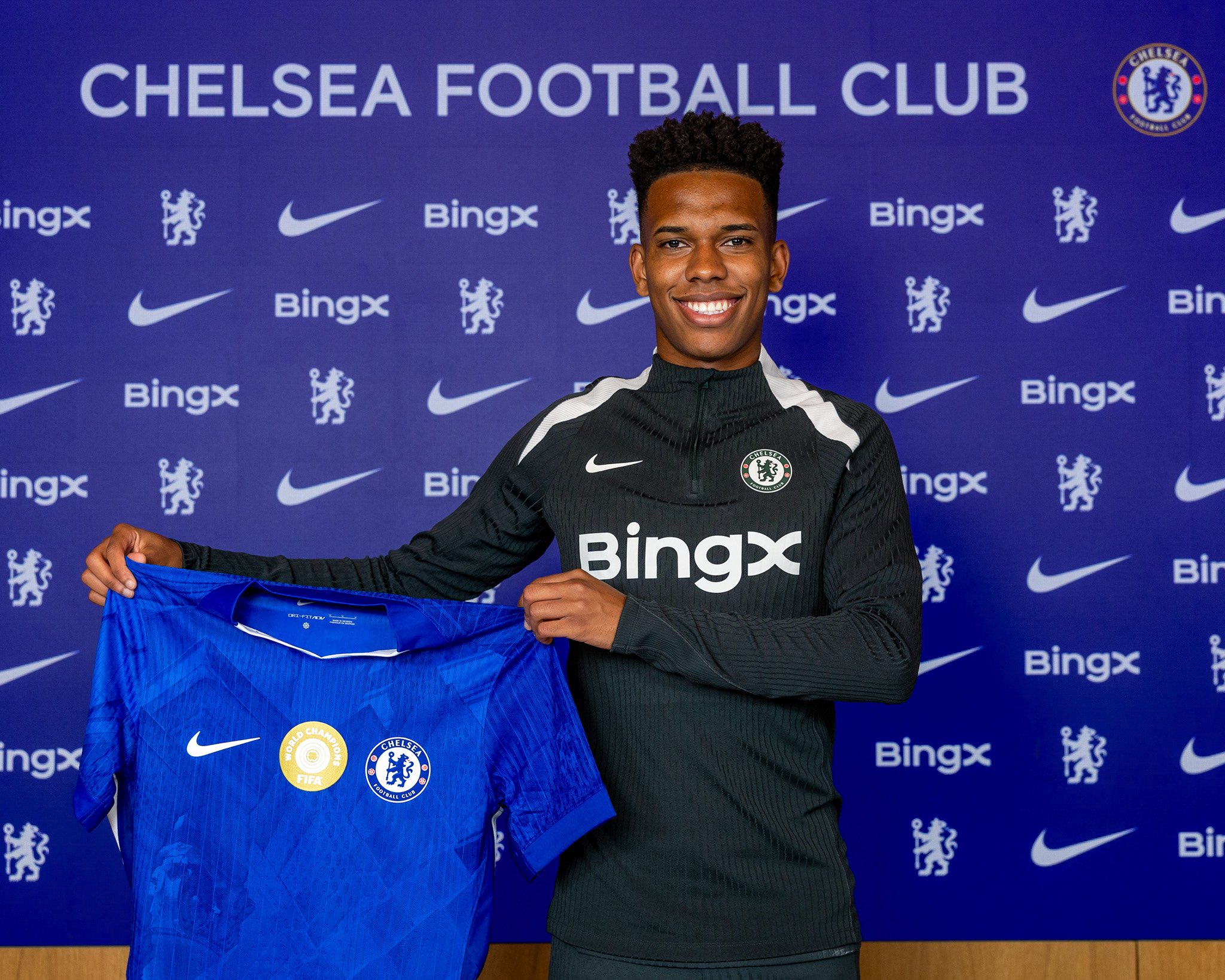 ADEUS AO VERDÃO! Ex-Palmeiras é apresentado na Inglaterra com fortuna milionária