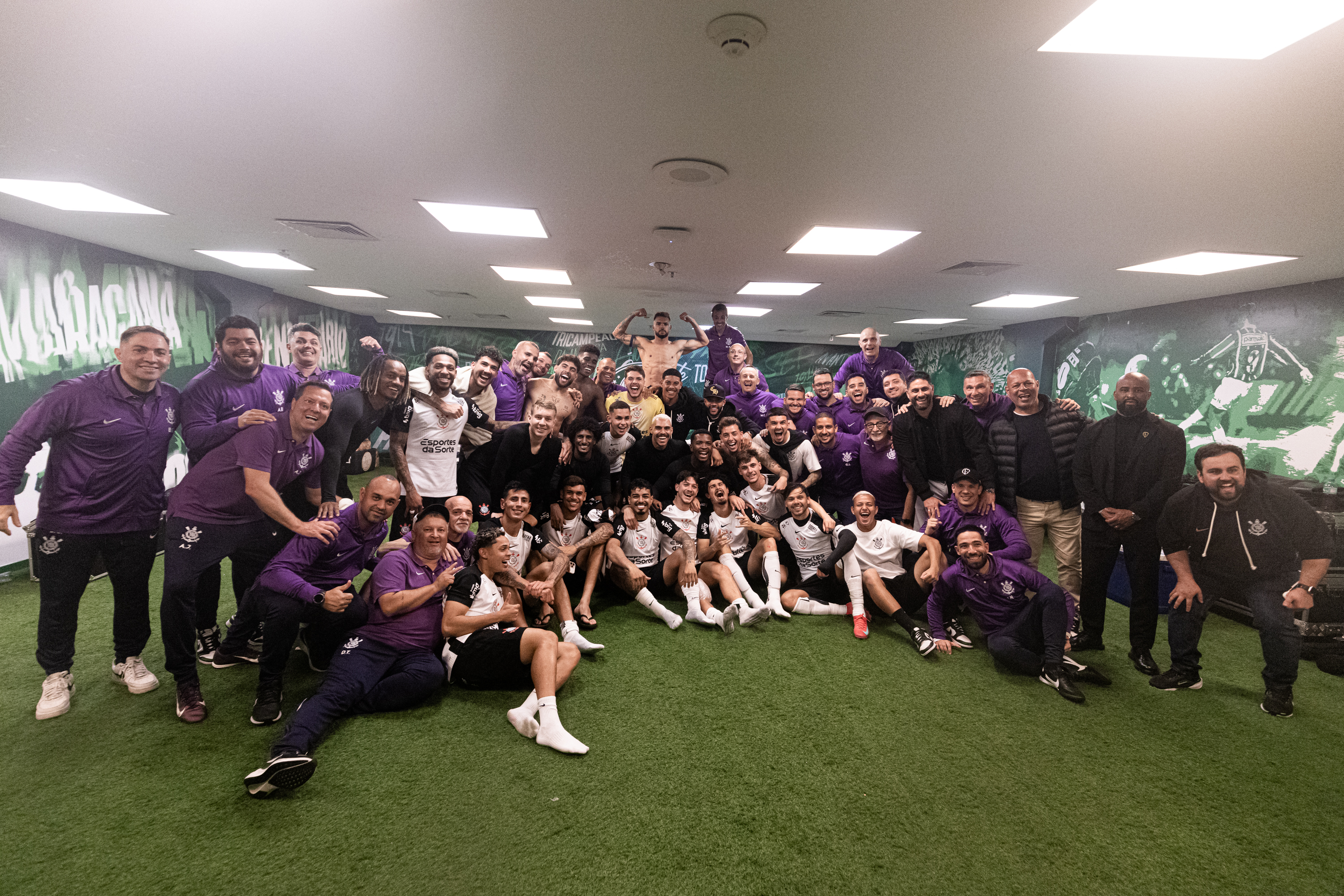 DESRESPEITO? Elenco do Corinthians faz festa no vestiário do Allianz Parque após jogo; Volante rival xinga o Palmeiras