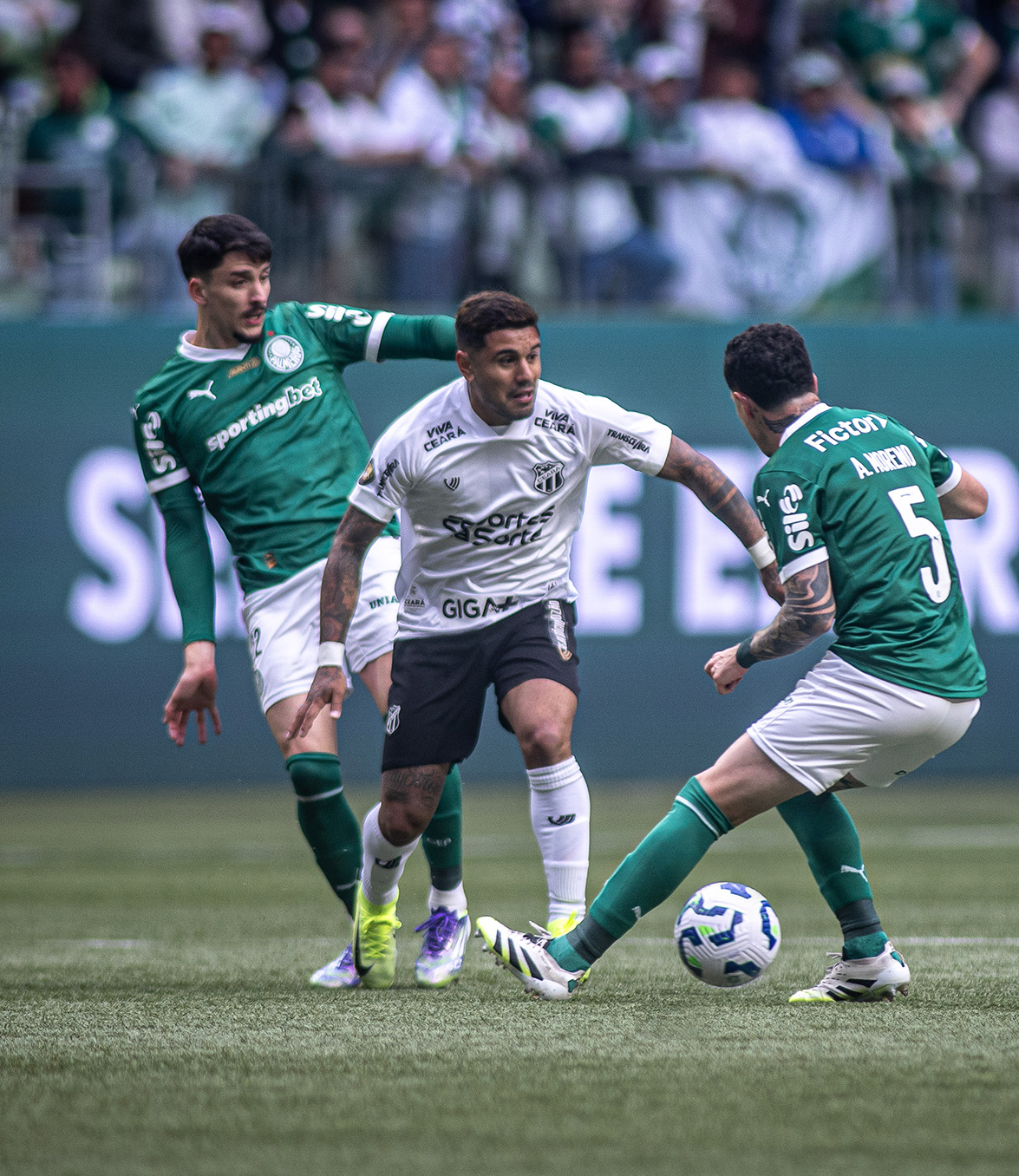 Palmeiras supera Ceará com gol de Vitor Roque e respira no Brasileirão.