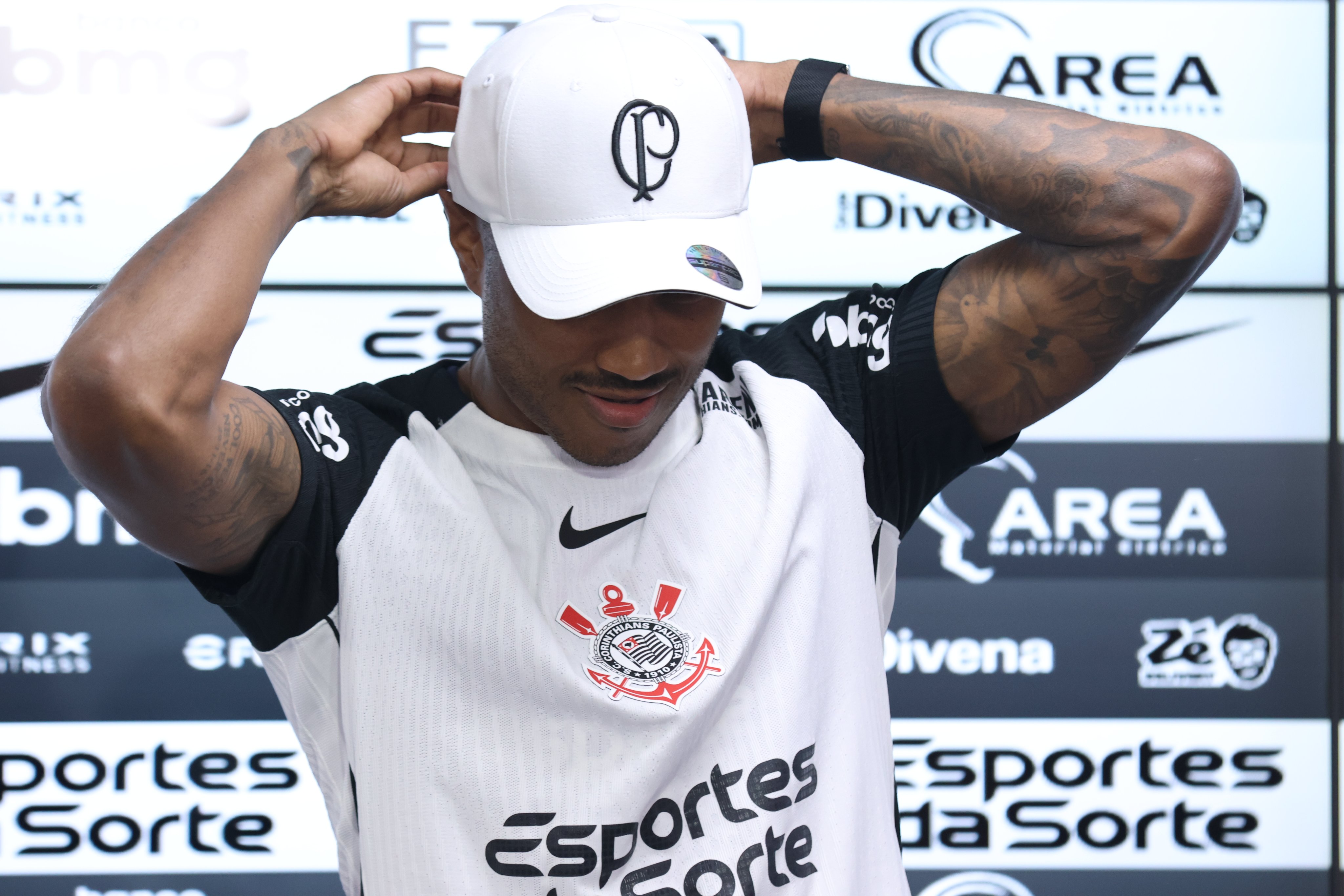 Torcida corintiana aprova contratação de Vitinho.