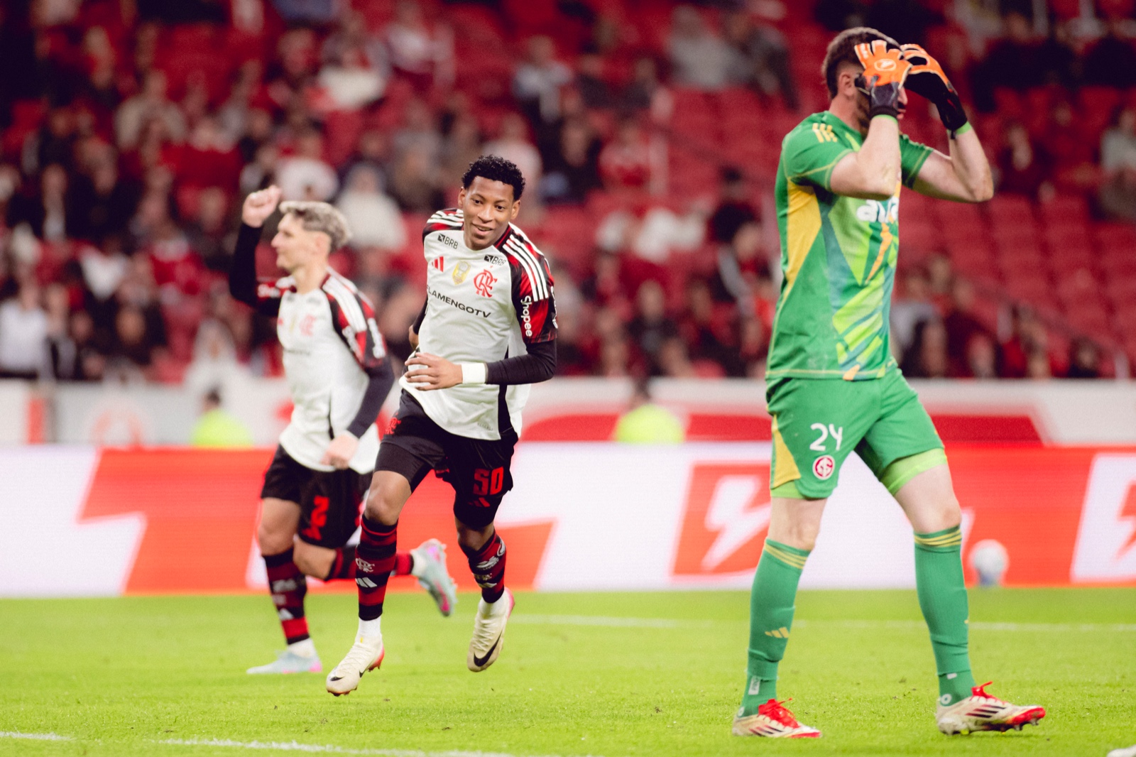 FLAMENGO VENCE E SE MANTEM NA LIDERANÇA!