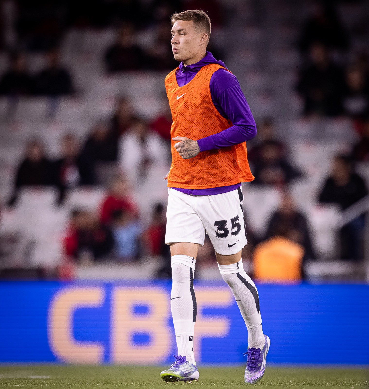Corinthians enfrenta sanção por dívida com Charles e busca regularização para evitar novo Transferban