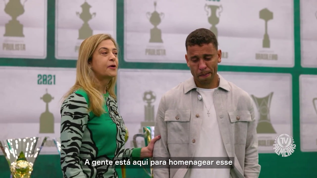 Marcos Rocha se emociona ao se despedir do Palmeiras em lágrimas.