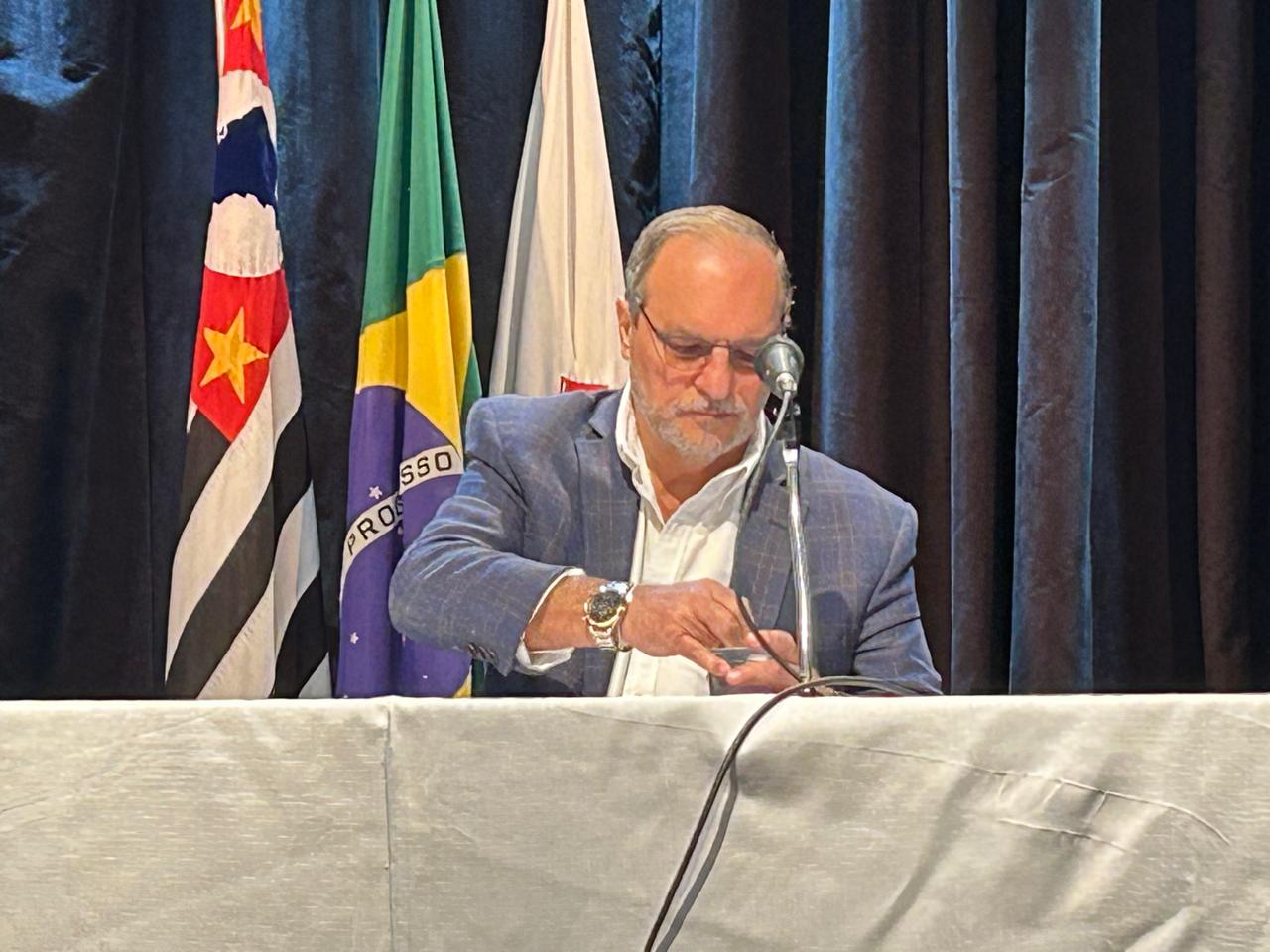 Apuração de gastos pessoais no Corinthians e extinção de cartões prometidas por Tuma.