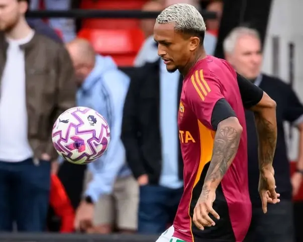 Com Wesley titular, Roma é goleada pelo Aston Villa em amistoso