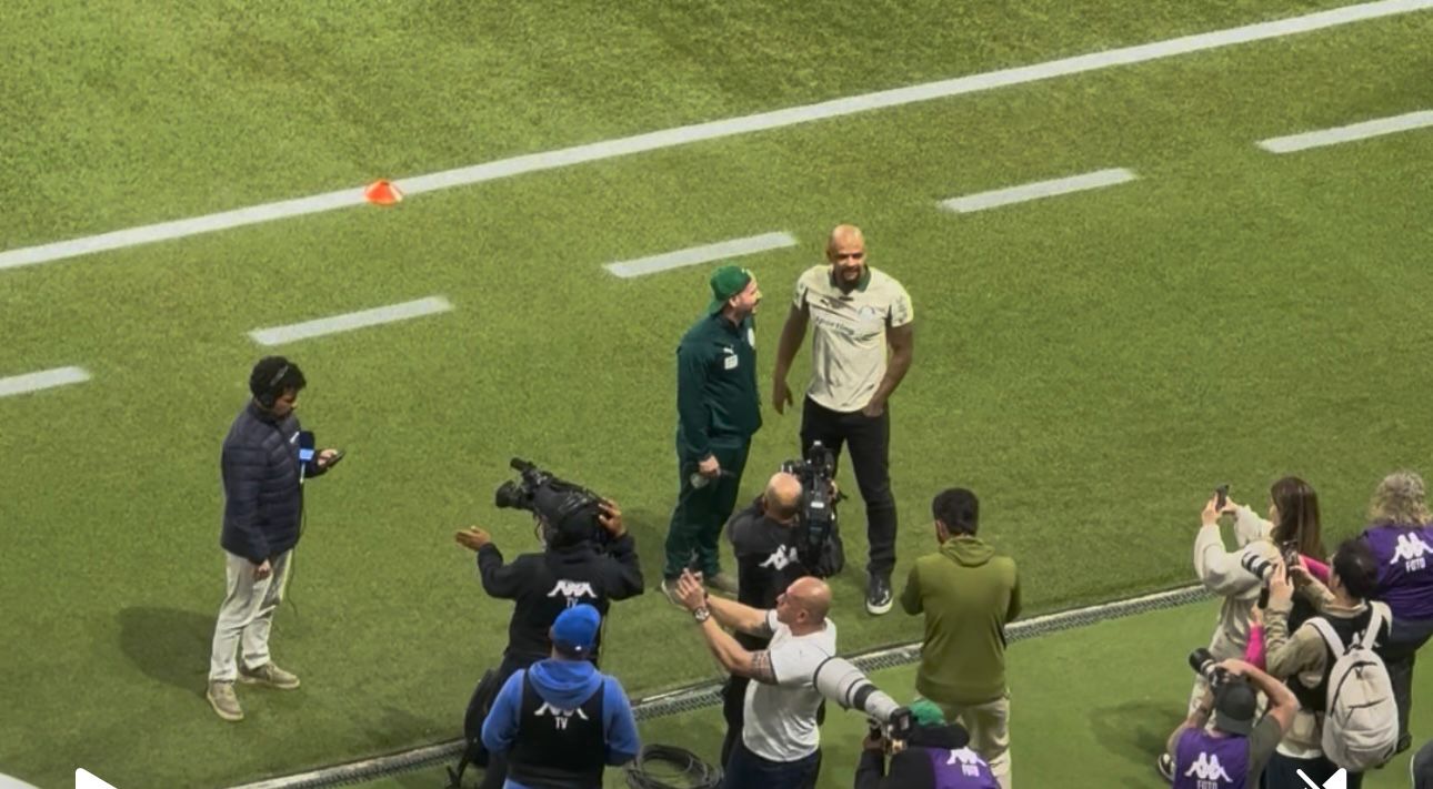 Felipe Melo motiva torcida palmeirense antes do Derby no Allianz Parque.