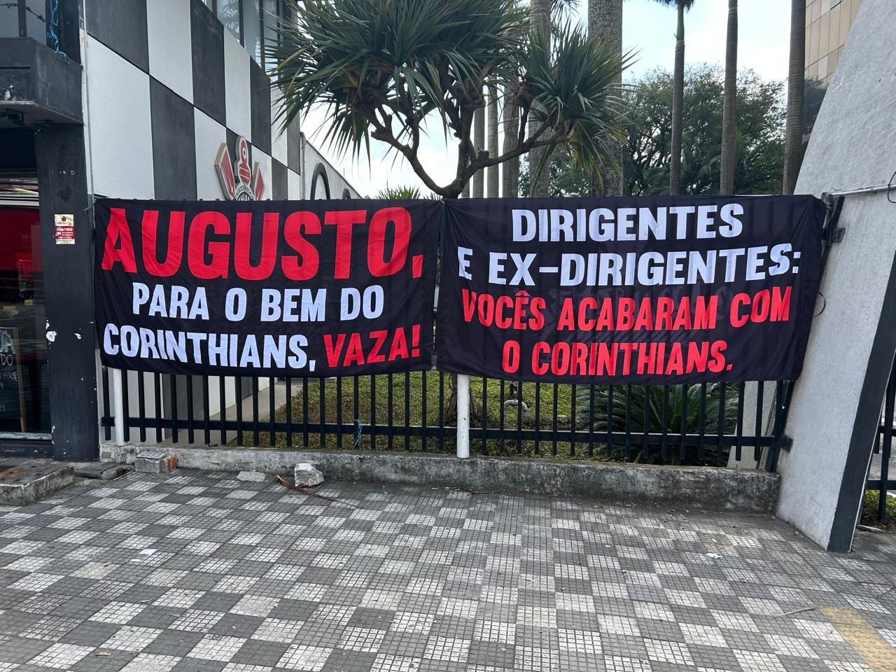 PRESSÃO TOTAL!!! Torcedores do Timão protestam contra presidente!