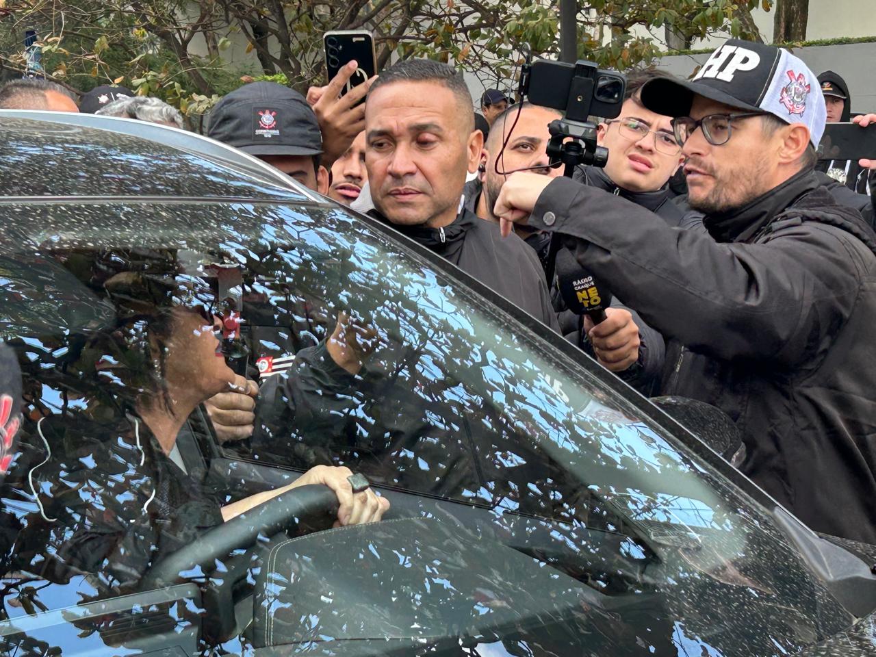 CONFUSÃO!!! Sócios defendem Augusto Melo e começam tumulto!!