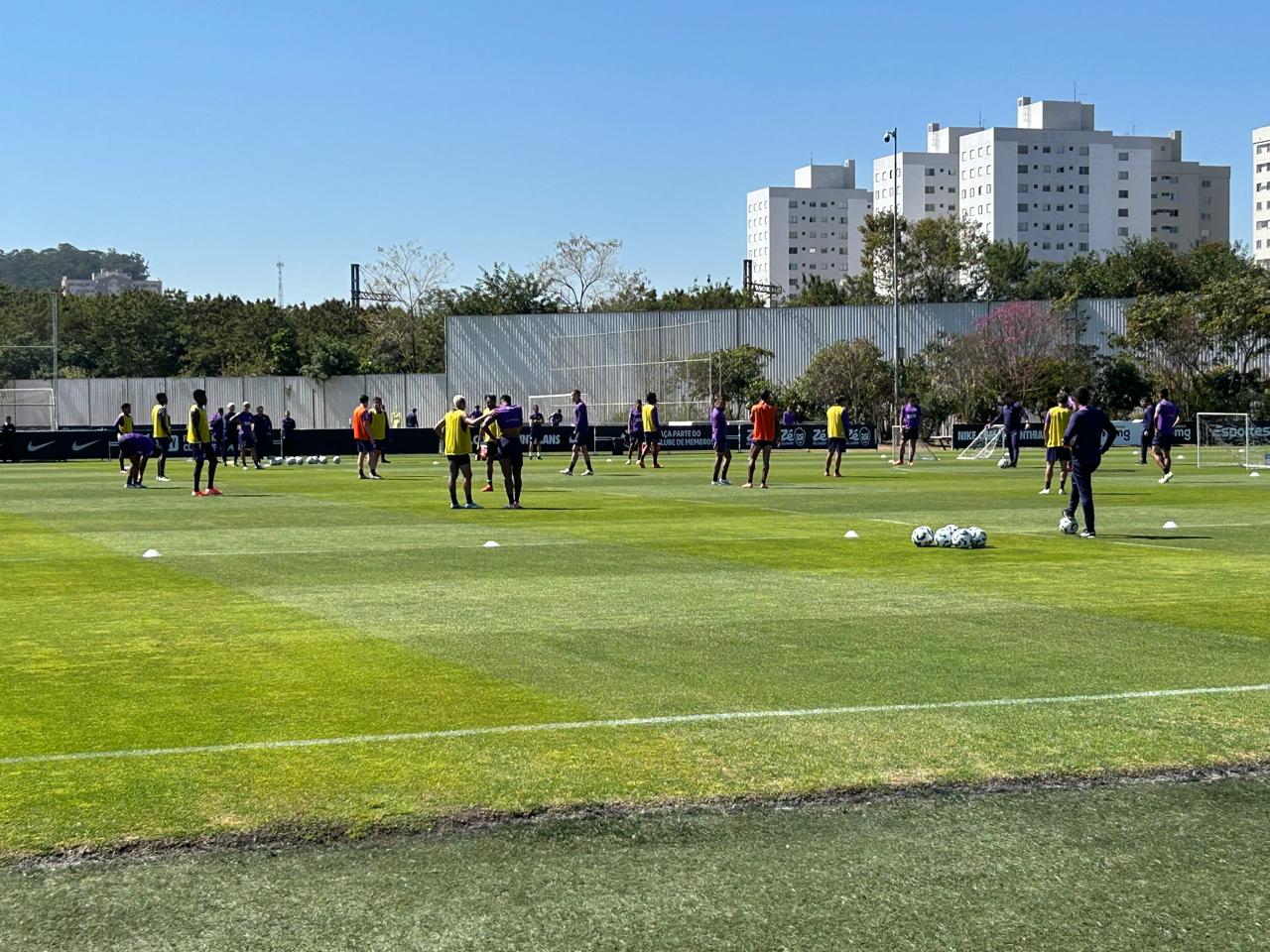 Reforço com Gustavo Henrique desfalca treino do Corinthians em campo.