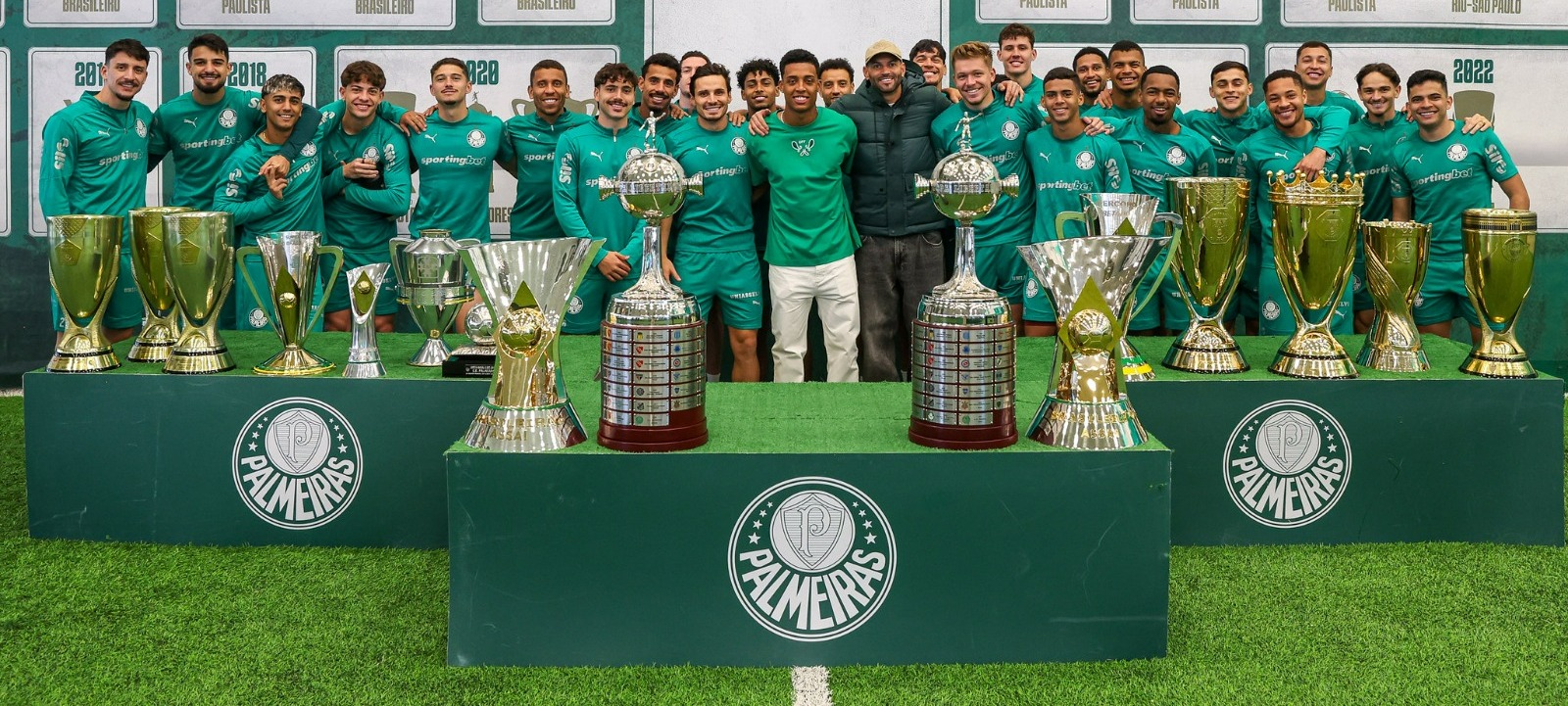 Vanderlan encerra ciclo no Palmeiras e é homenageado no CT: 