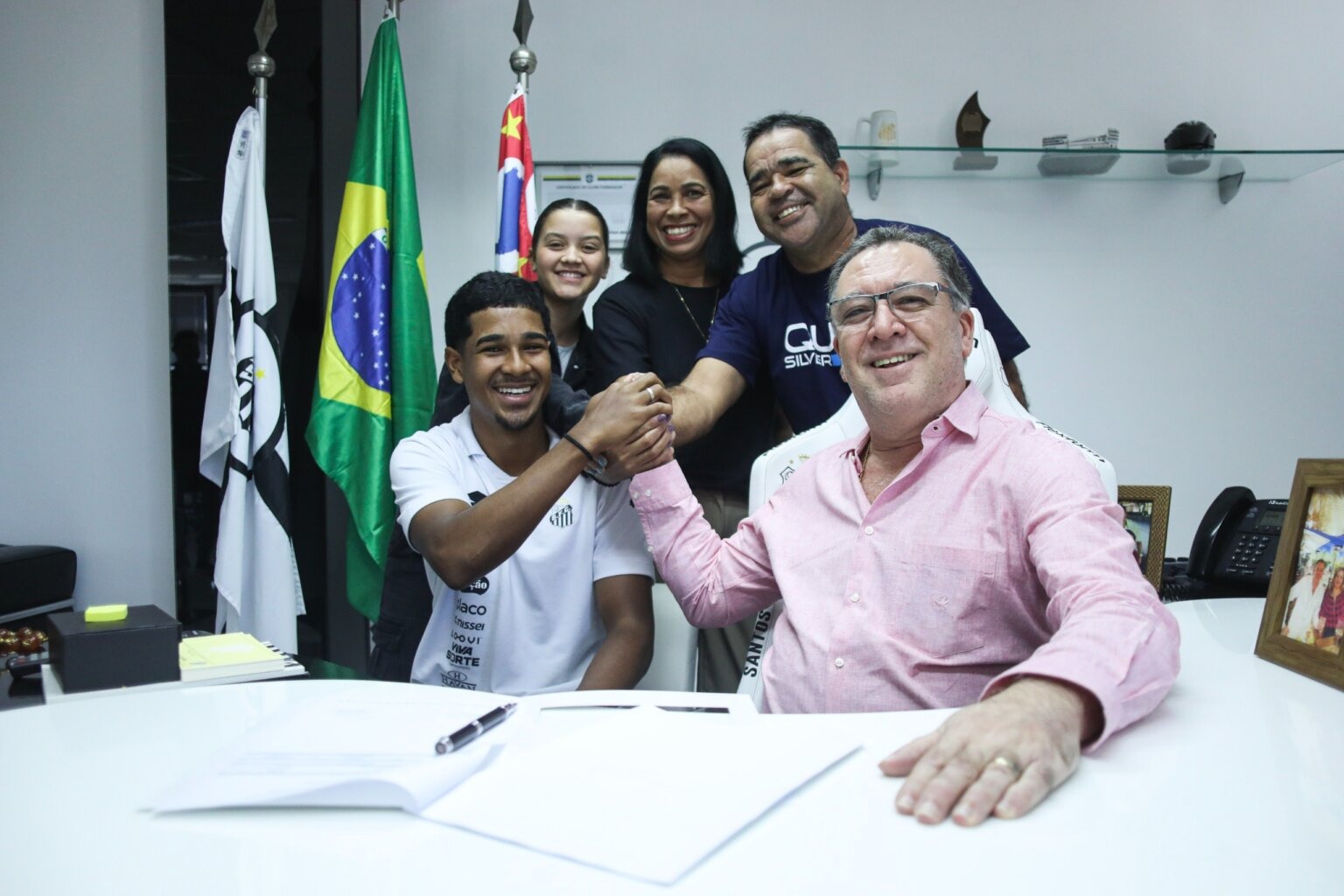 Santos anuncia renovação de contrato com jovem zagueiro da base; veja detalhes