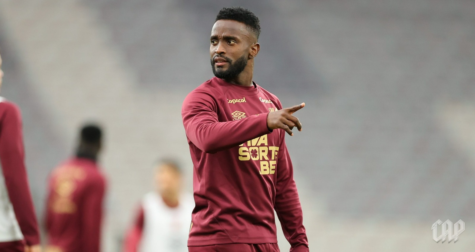 Athletico-PR define relacionados para duelo contra o Corinthians com lateral poupado