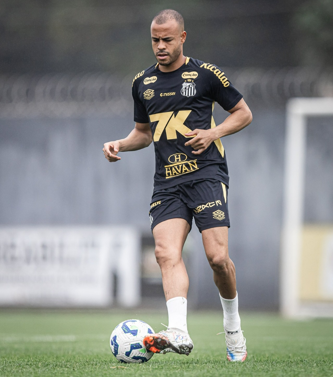 Mayke projeta jogo contra o Fluminense e mira estreia na Vila: 