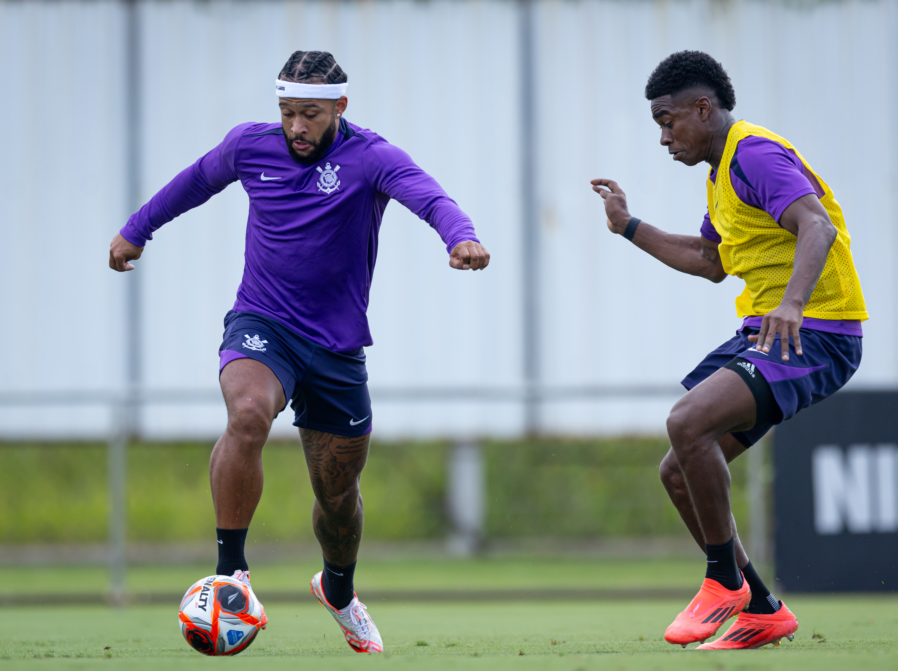 Discussão entre Memphis e Félix marca treino do Corinthians antes do Derby.