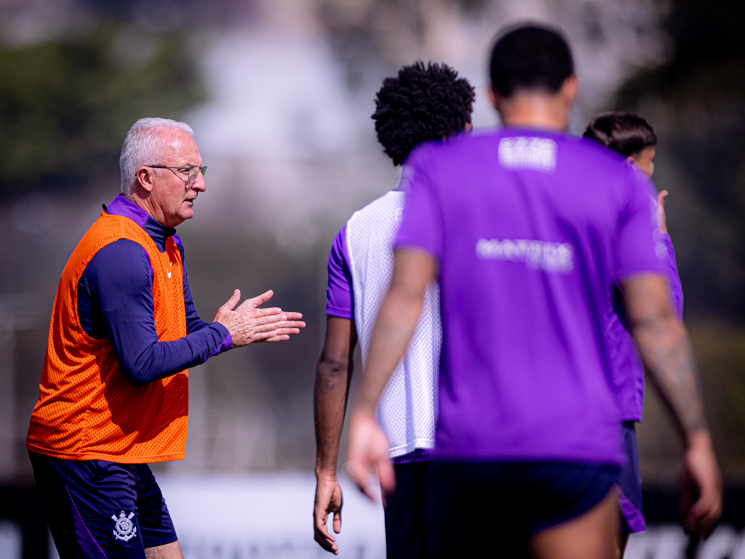 Corinthians se prepara para clássico decisivo contra o Palmeiras.