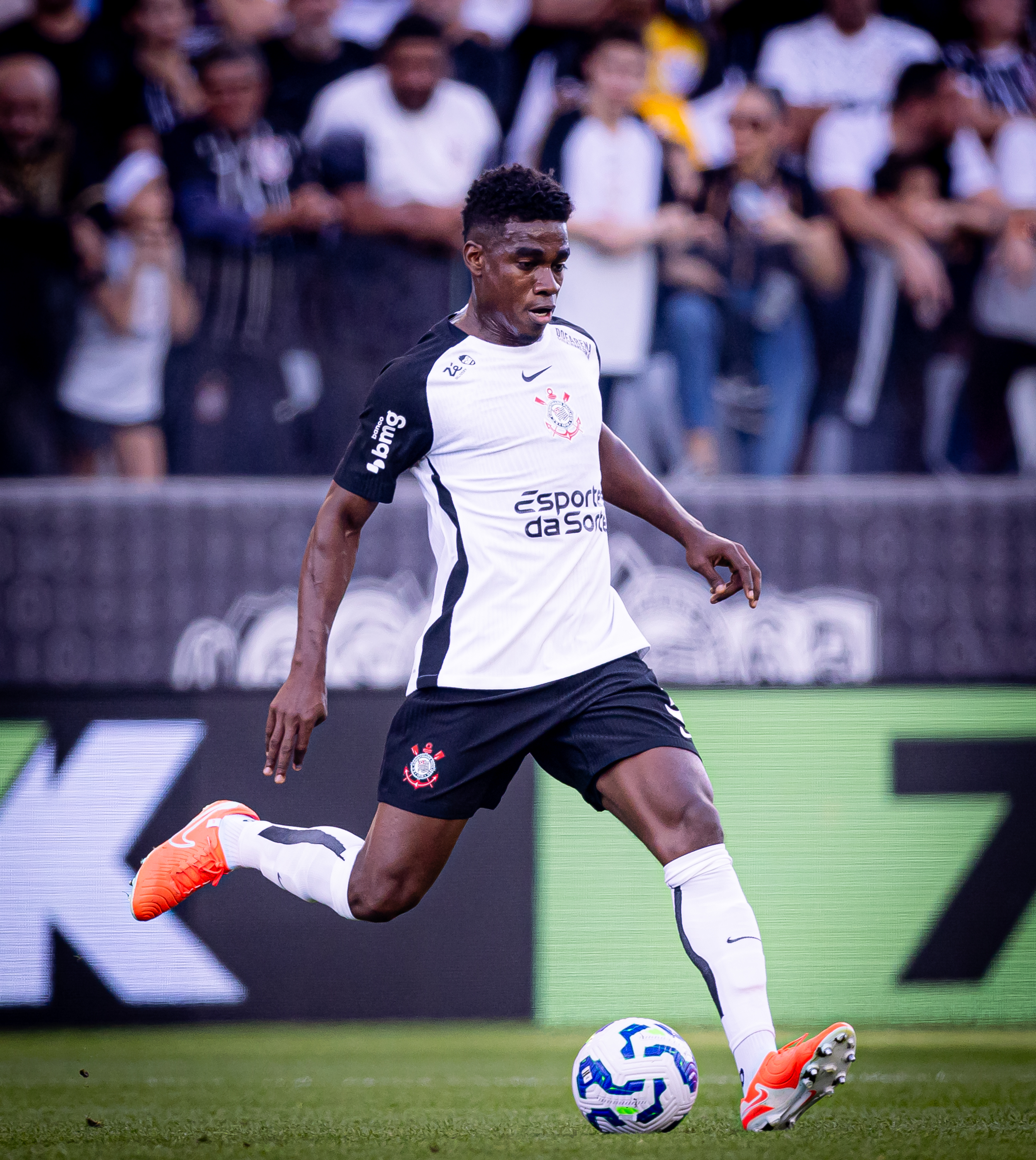 Corinthians precisa quitar débito por Félix Torres até dia 11.