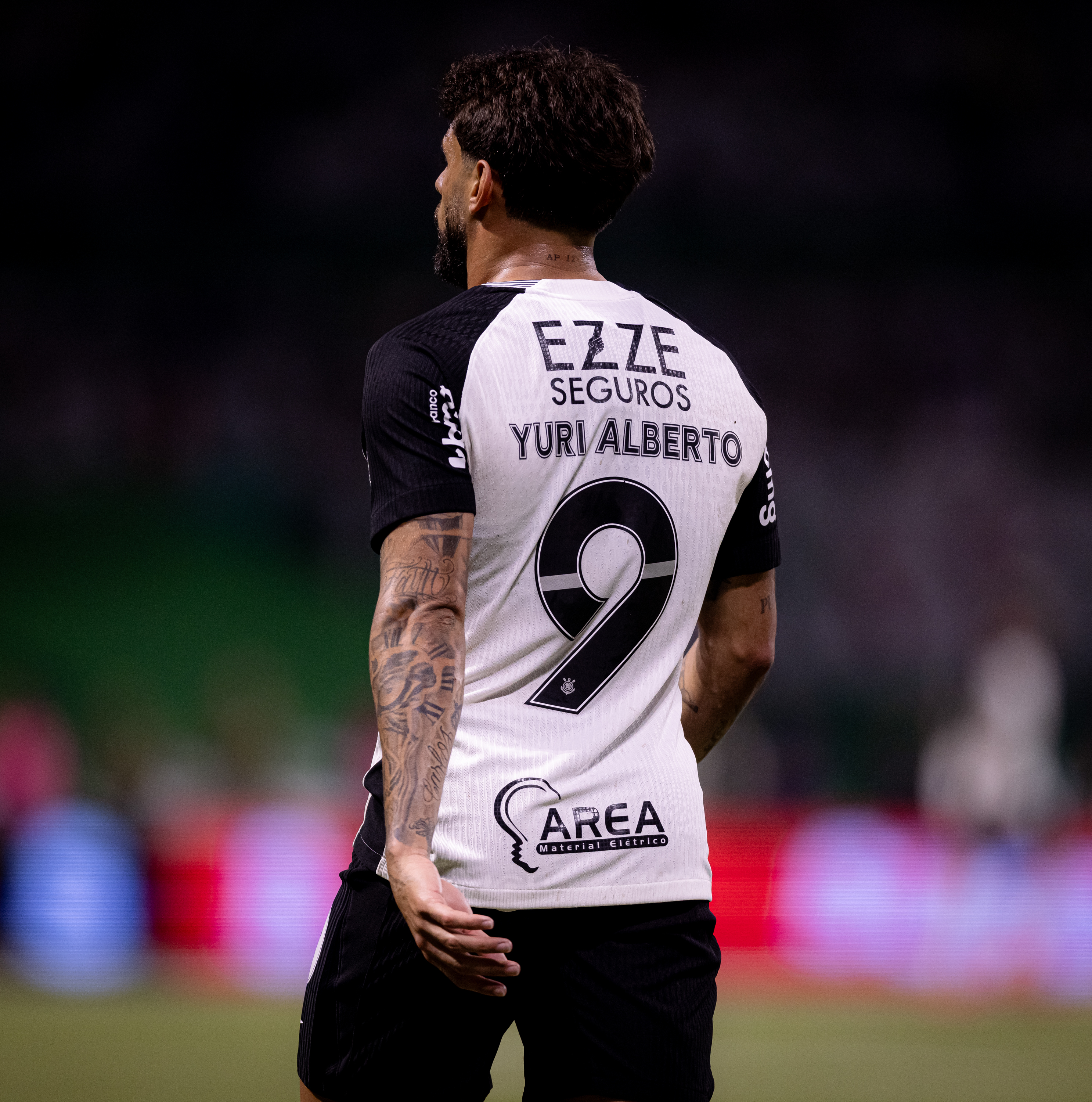 Yuri Alberto gera burburinho nas redes ao 