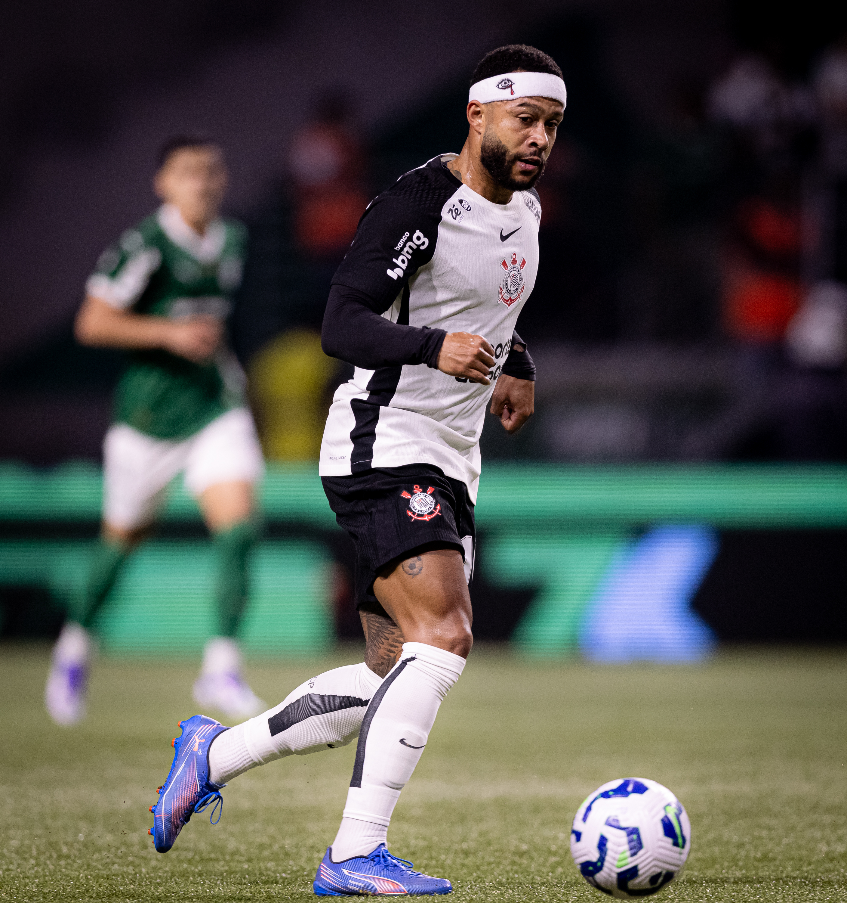 LESÃO GRAVE? Memphis Depay sente dores e preocupa comissão técnica