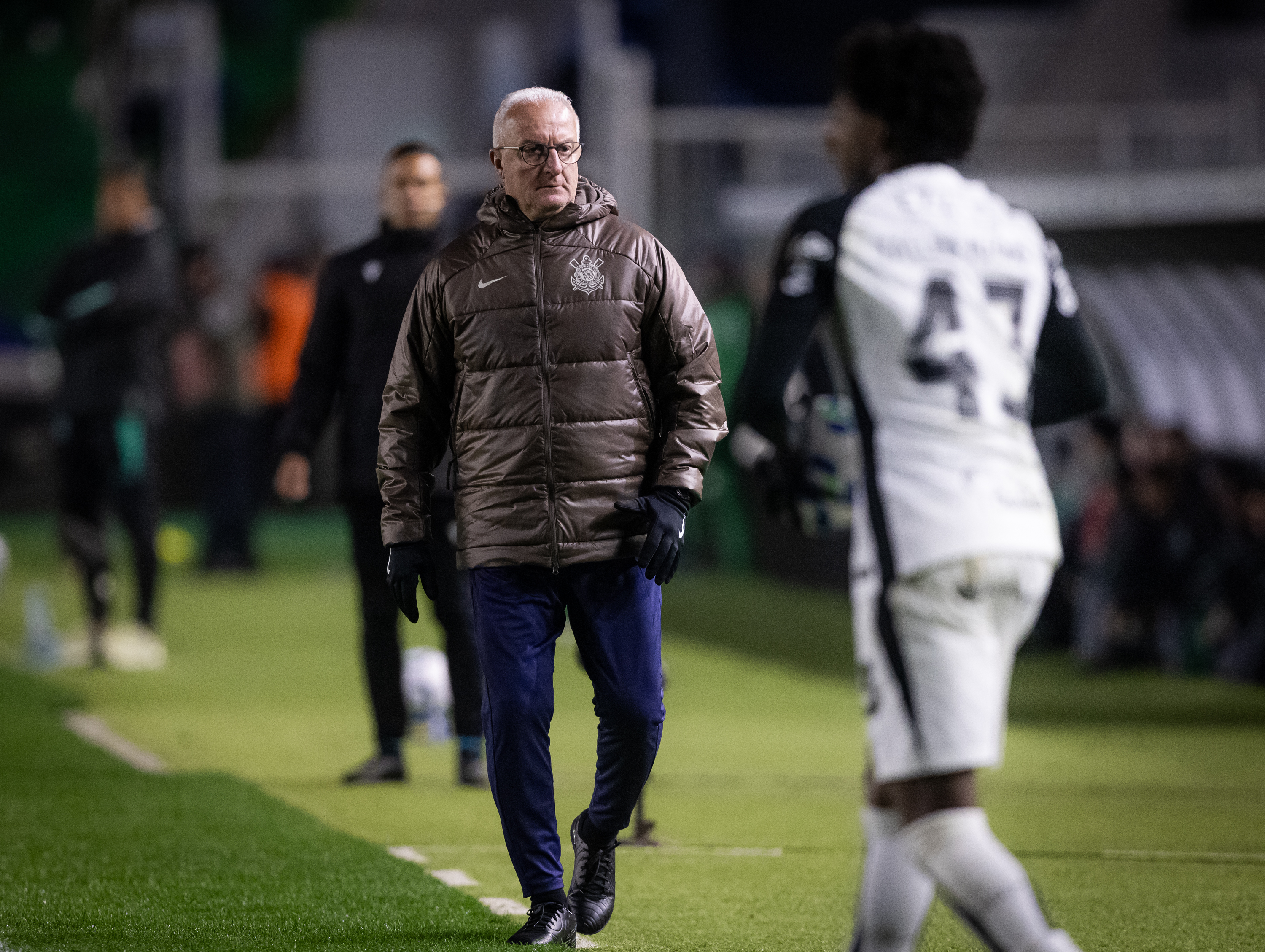 Dorival buscou soluções no Corinthians com elenco curto e transfer ban iminente