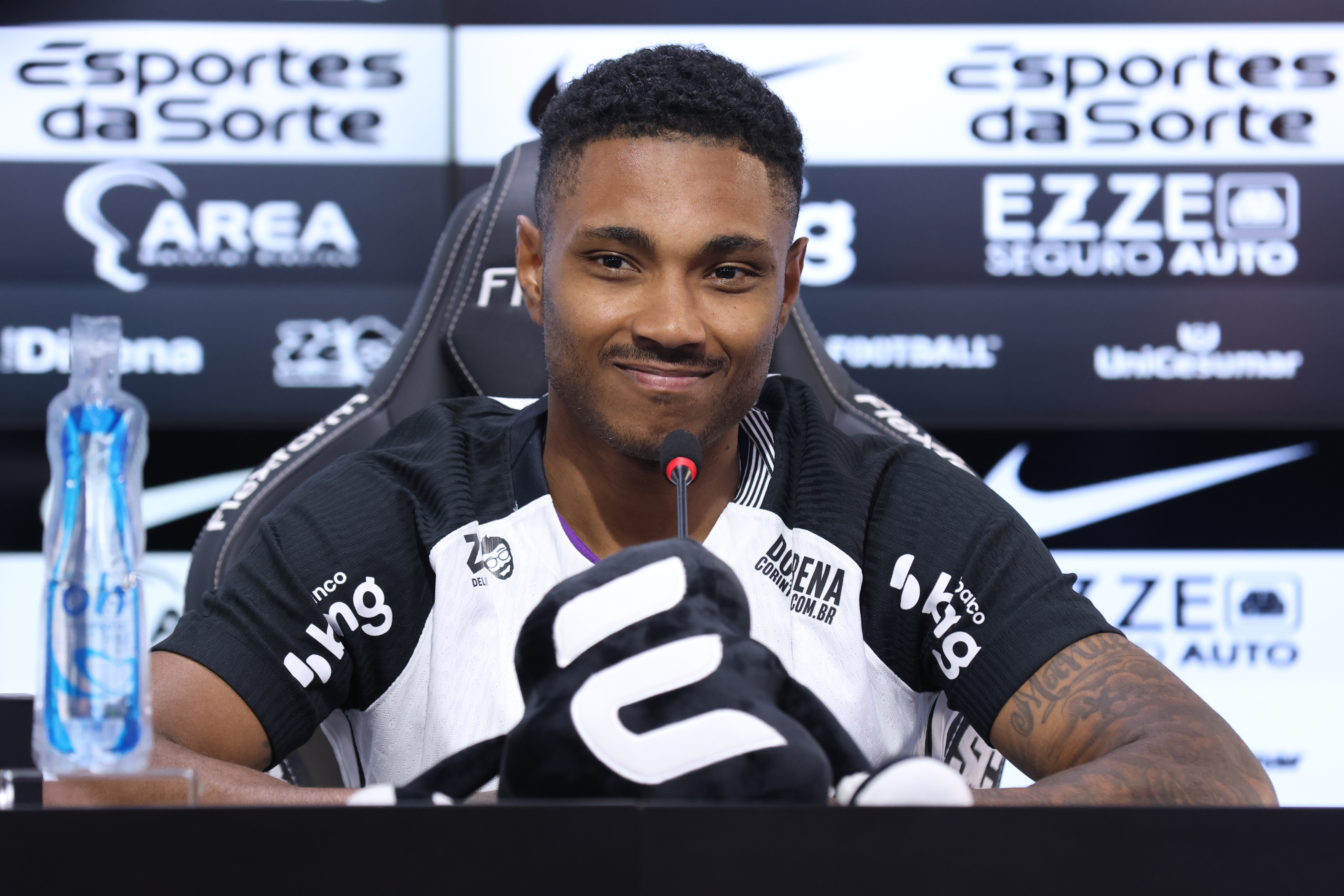 Vitinho reencontra ex-companheiros e revela objetivos no Corinthians