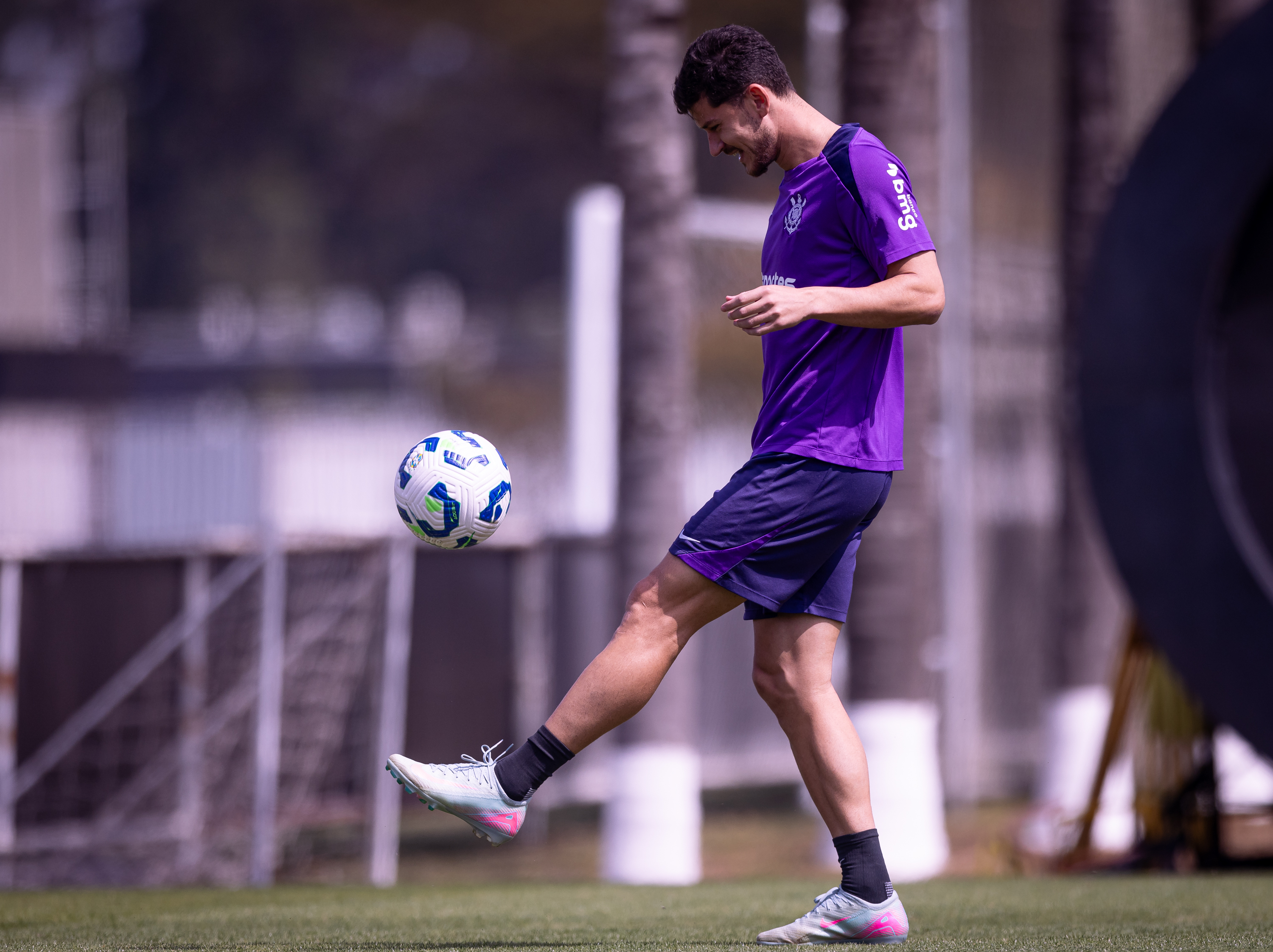Hugo inicia transição, Maycon volta a ficar à disposição do Corinthians.