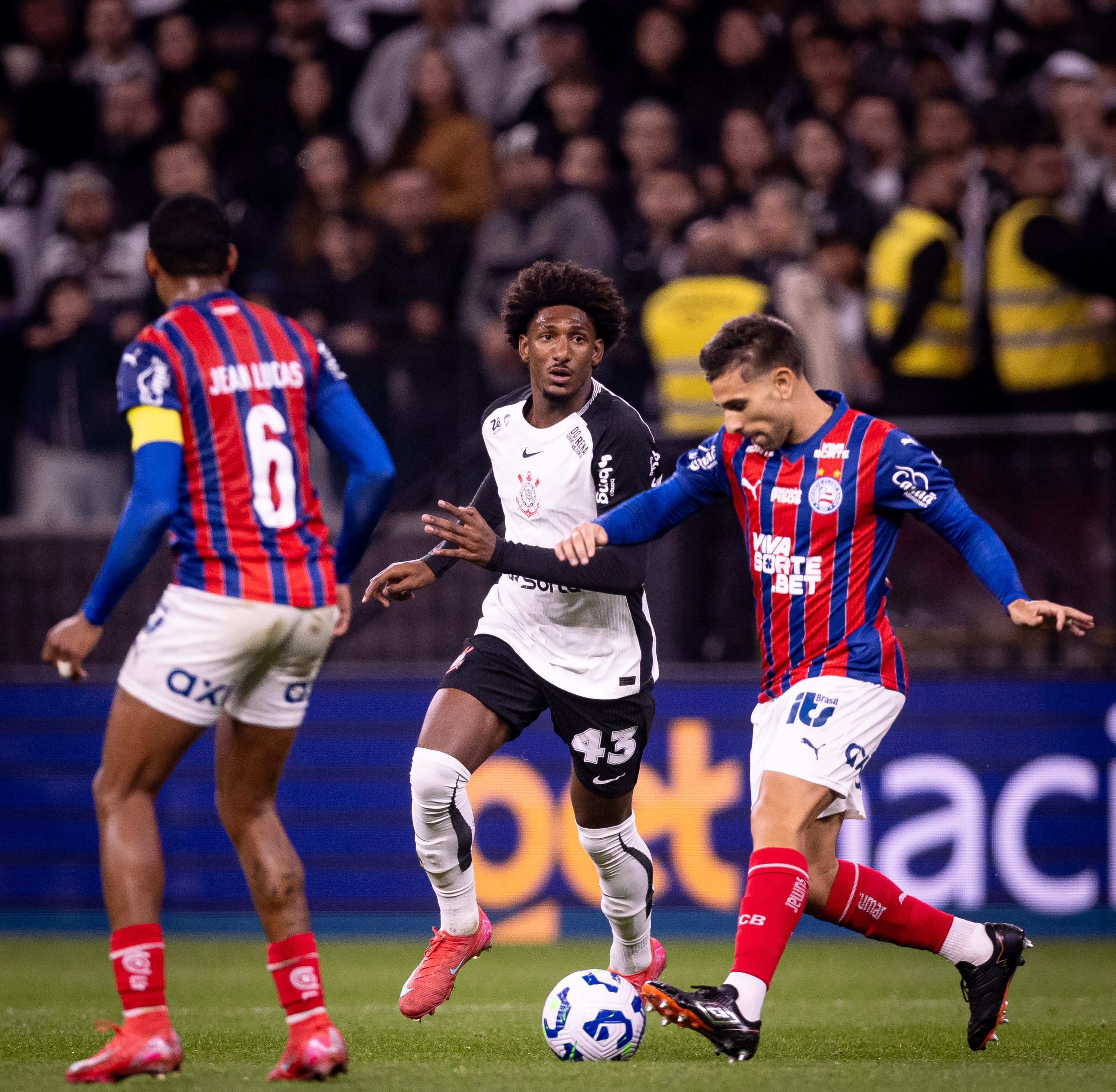 Corinthians sofre com erros defensivos em derrota injusta.