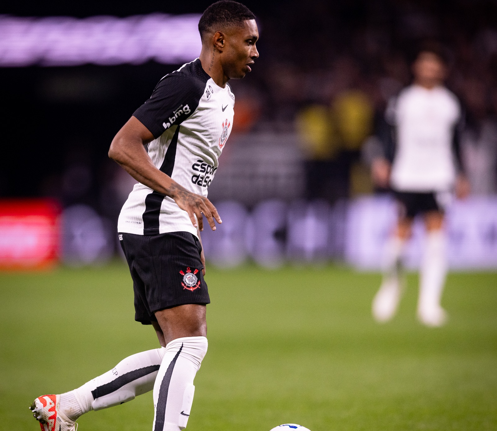 NOVA ESPERANÇA! Vitinho estreia pelo Corinthians e cria boa expectativa