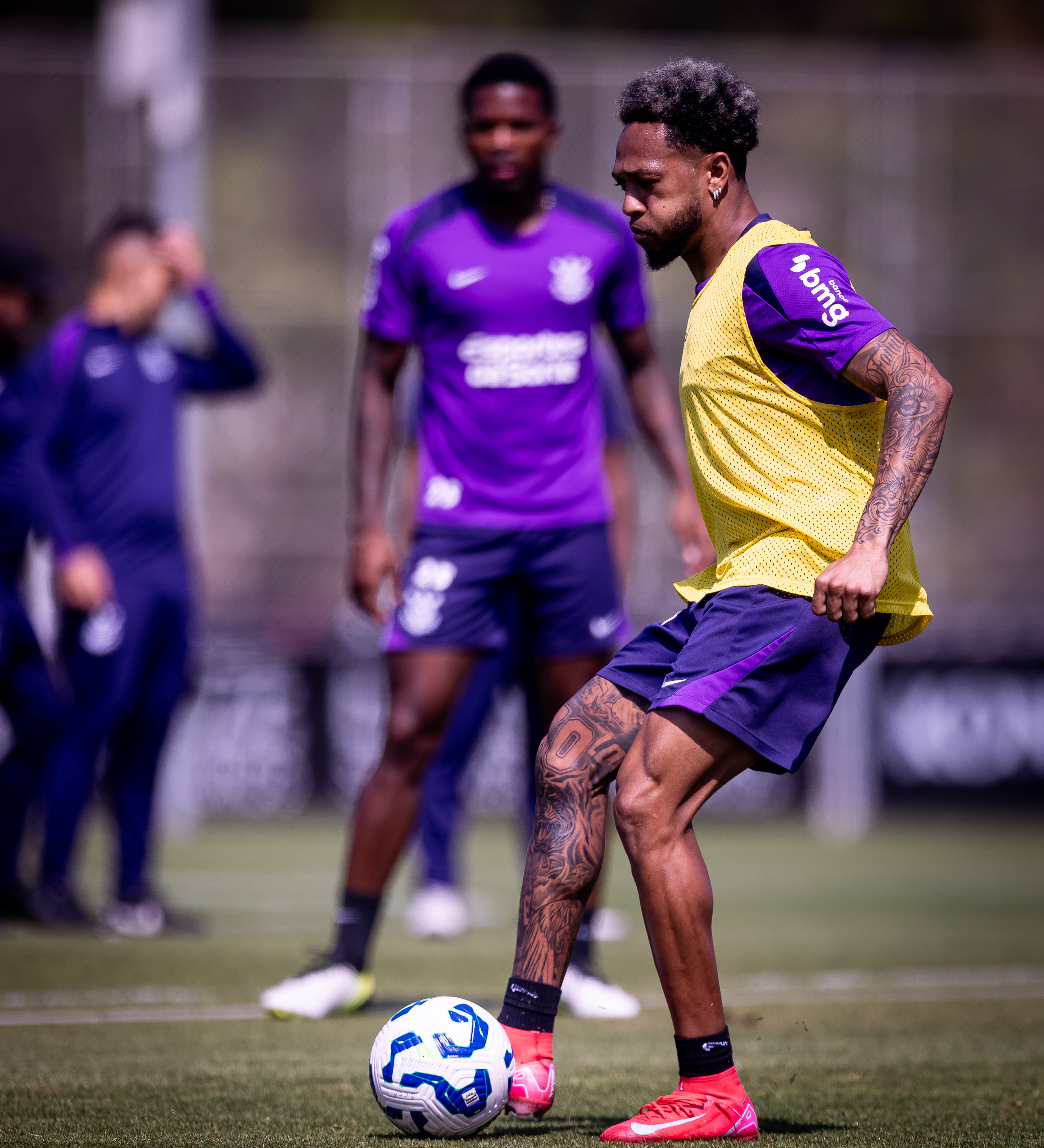 Martínez fratura mão em treino do Corinthians e passará por cirurgia.