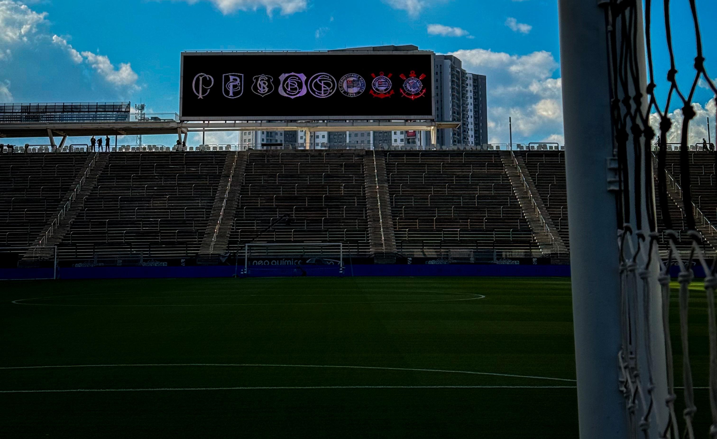 Corinthians apresenta Charles na lateral, enquanto Palmeiras conta com Aníbal de volta