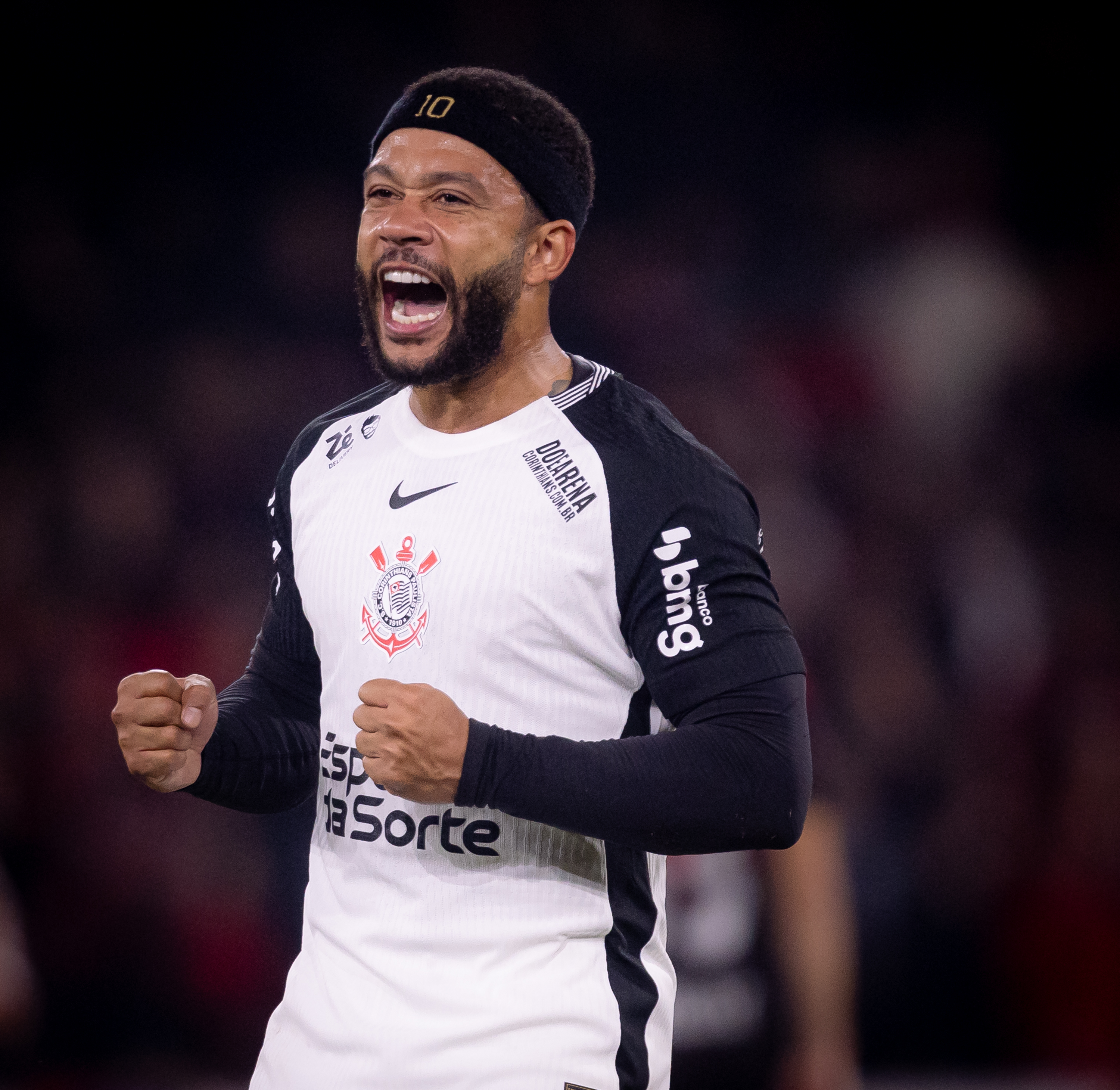 Memphis Depay chega a 50 jogos pelo Corinthians em meio a polêmicas e decisões